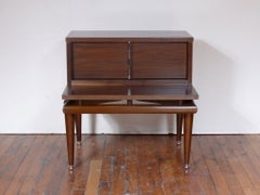 Coppia di mobili in noce Kent Coffey della metà del secolo scorso  Tavolini