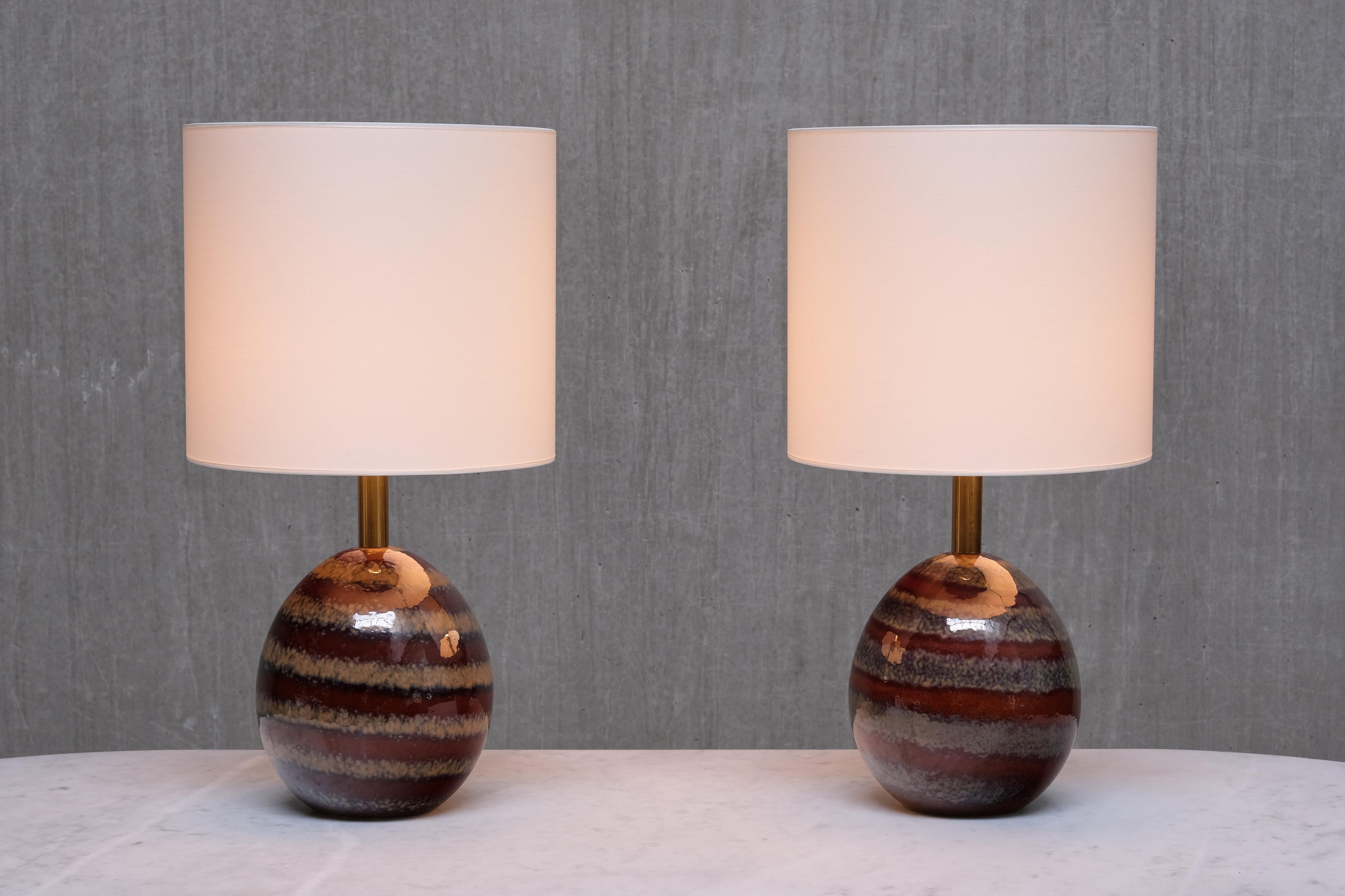 Laiton Paire de lampes de table ovales en céramique émaillée de Kent Eriksson, Designhuset, Suède, années 1970 en vente