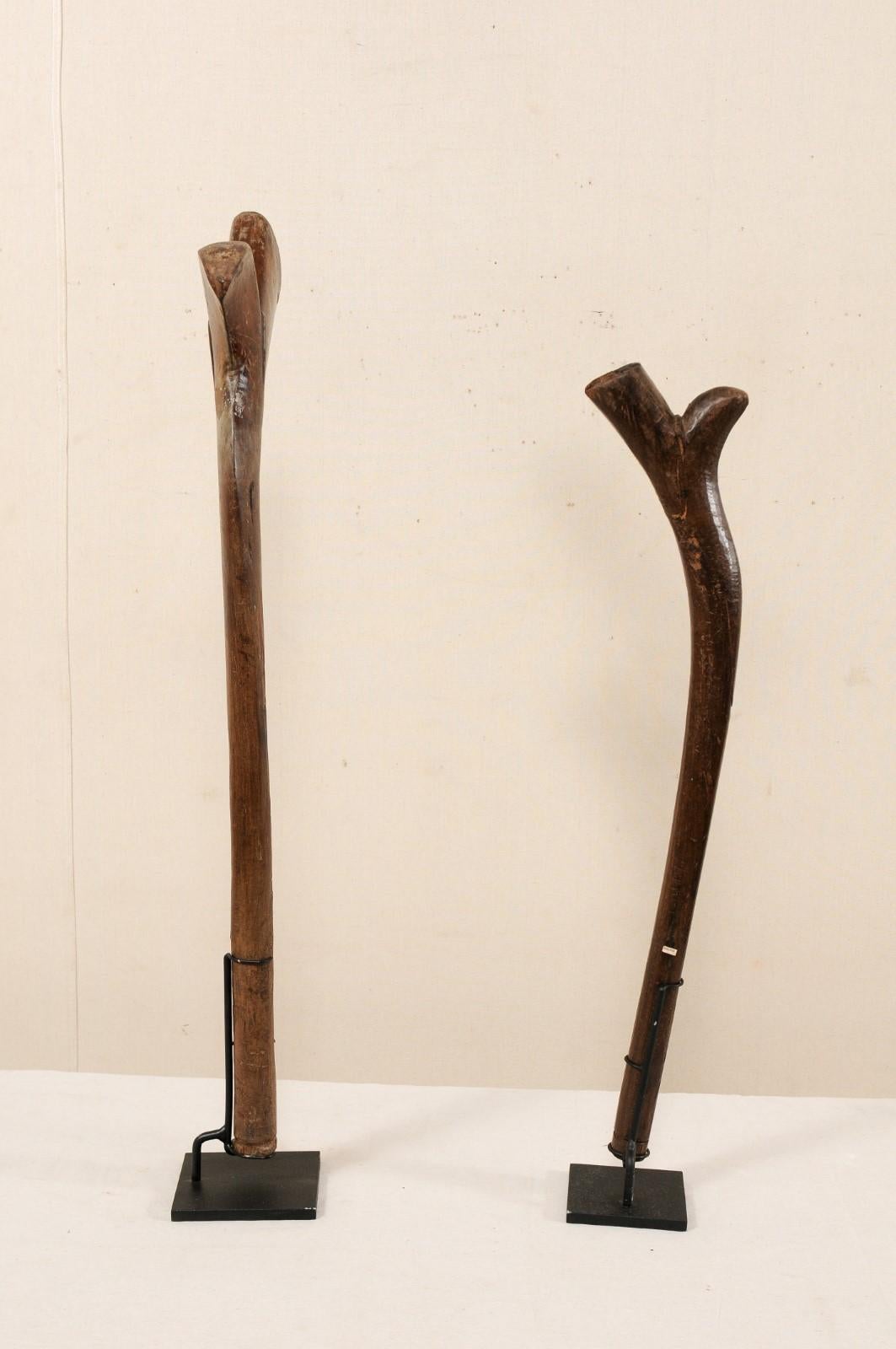 Pareja de Palos de Madera Kiakavo de las Islas Fiyi en Soportes Negros Personalizados Tribal en venta