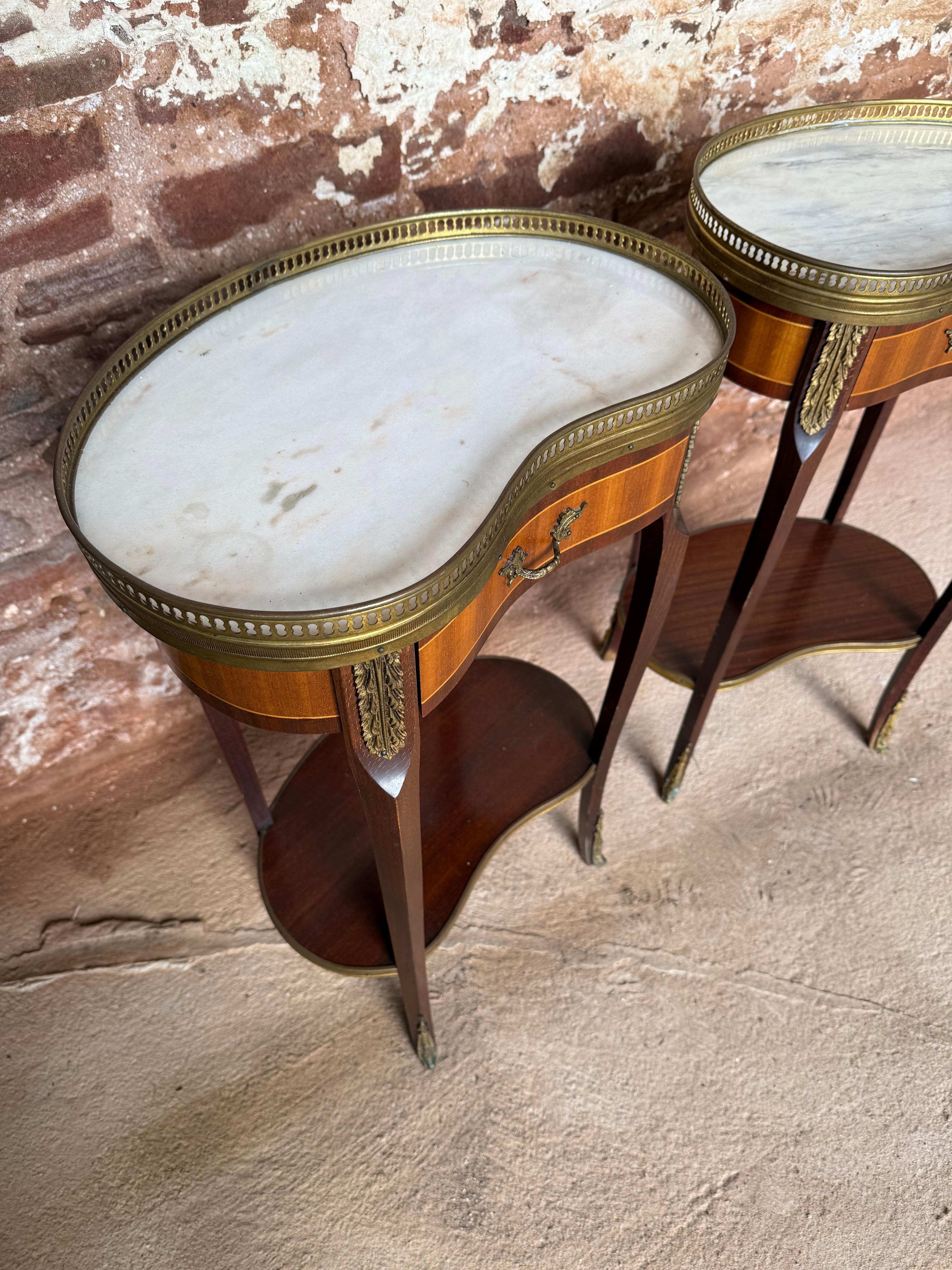 Legno Sapele Coppia di comodini a forma di rene / comodini in stile Luigi XVI in vendita