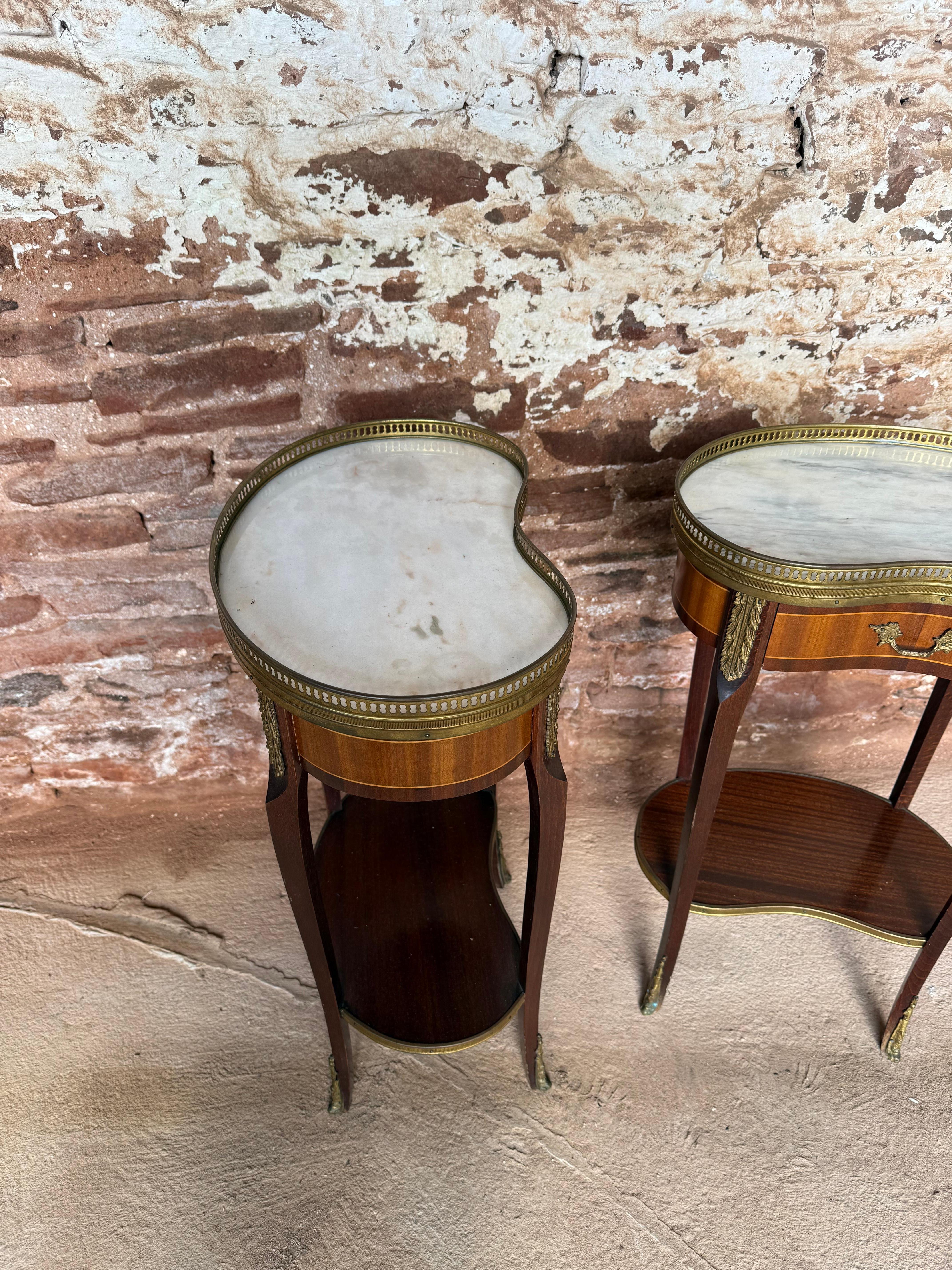 Coppia di comodini a forma di rene / comodini in stile Luigi XVI in vendita 3