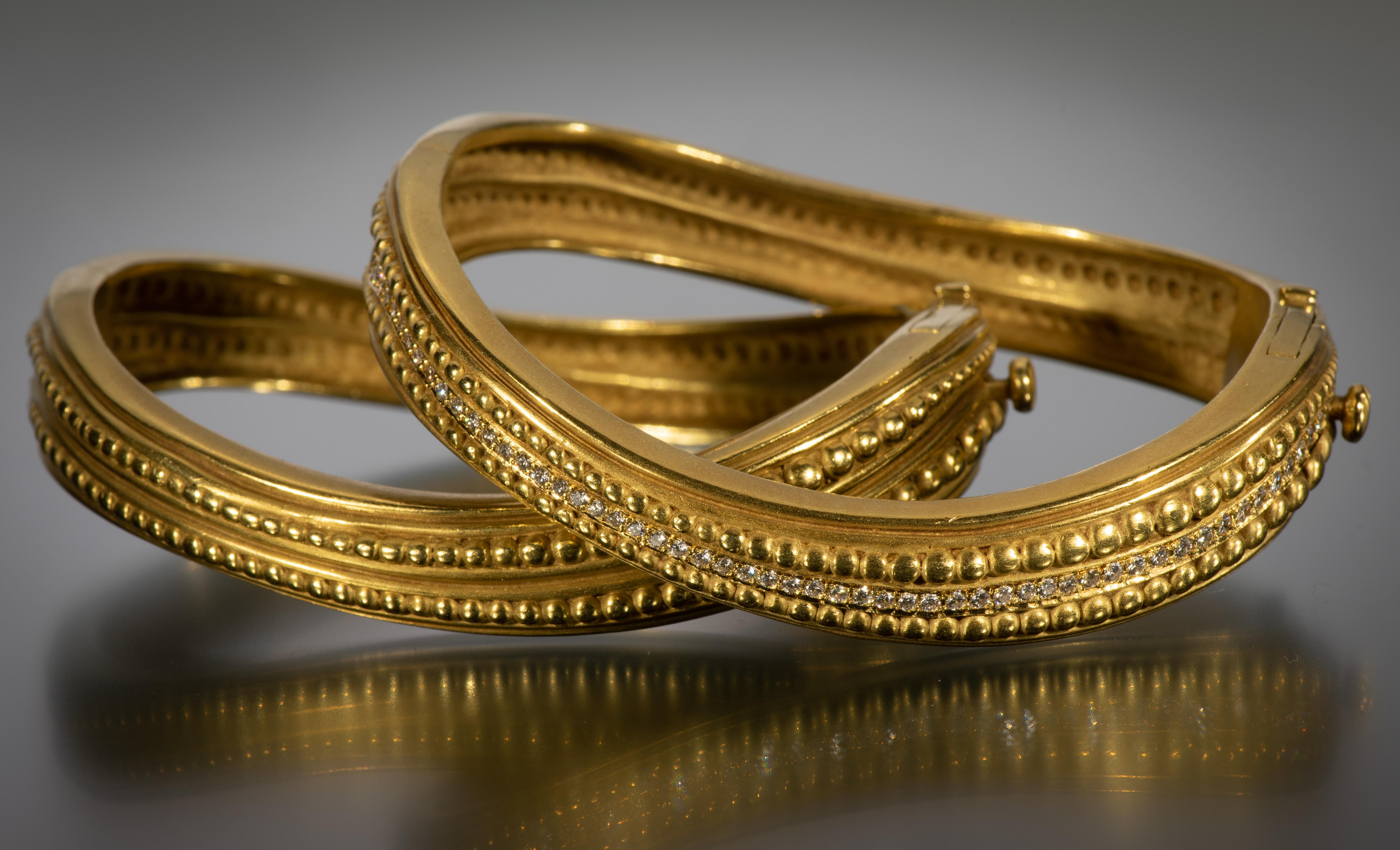 Pair of Kieselstein-Cord 18k Gold and Diamond Hinged Bangles In Excellent Condition In Weston, MA