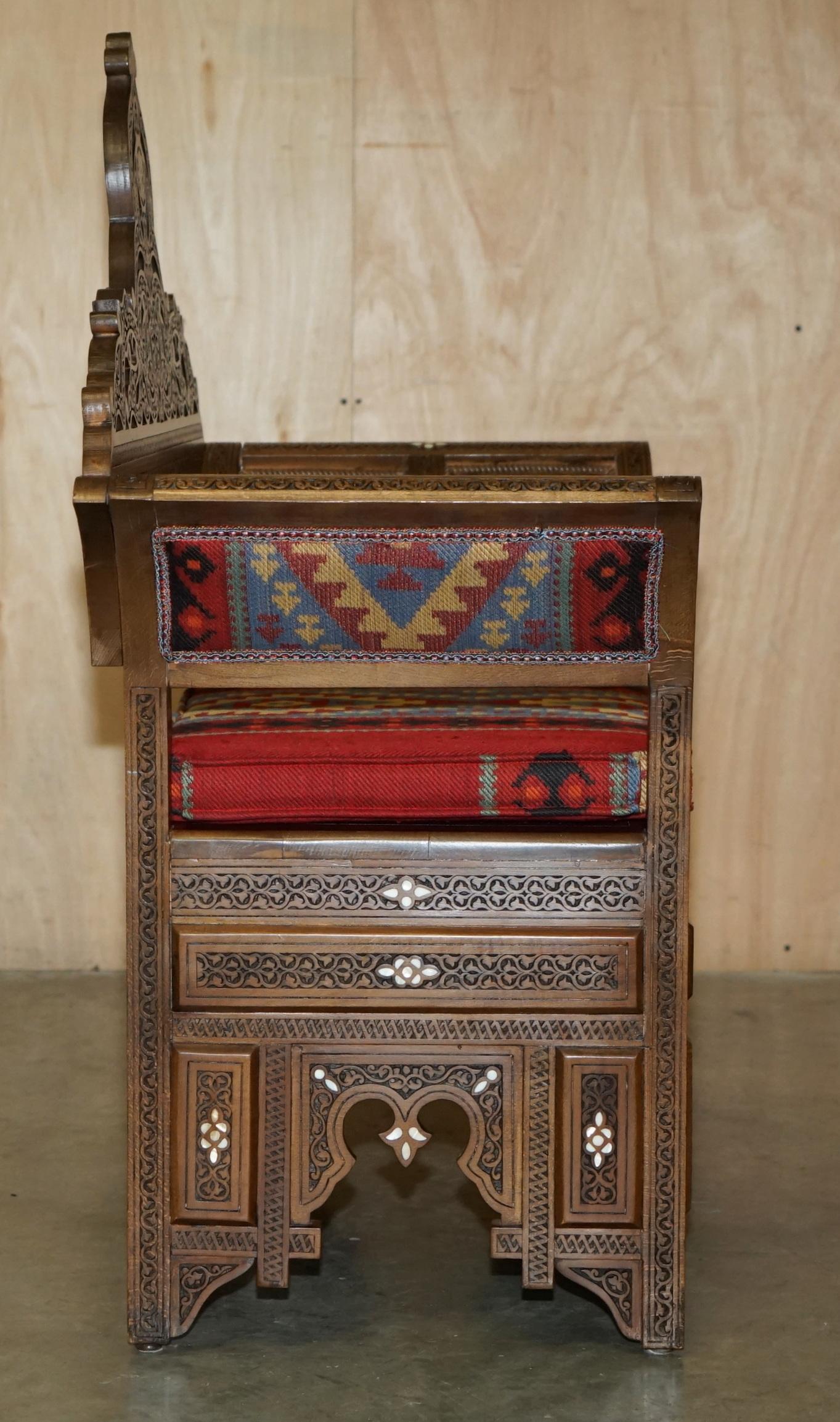 PAAR KILIM & MUTTER DER PERLEN INLAID MOORISH MOROCCAN SYRIAN ARMCHAiRS & TABLE im Angebot 4