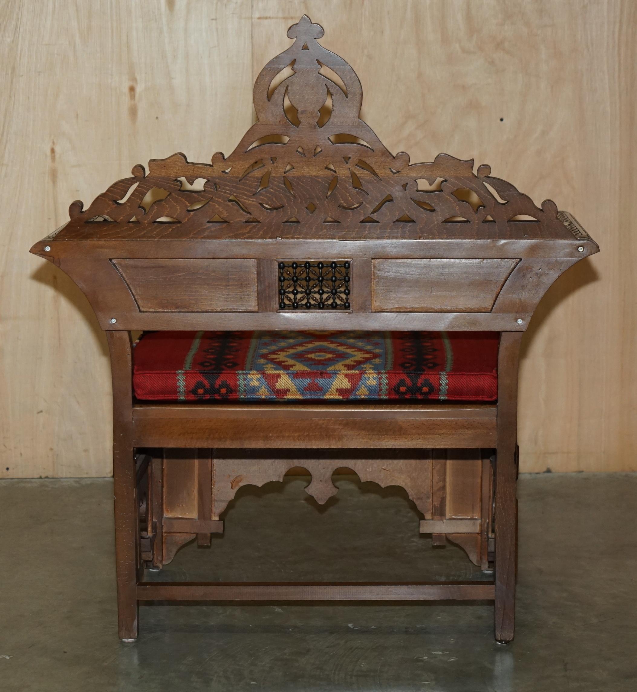 PAAR KILIM & MUTTER DER PERLEN INLAID MOORISH MOROCCAN SYRIAN ARMCHAiRS & TABLE im Angebot 5