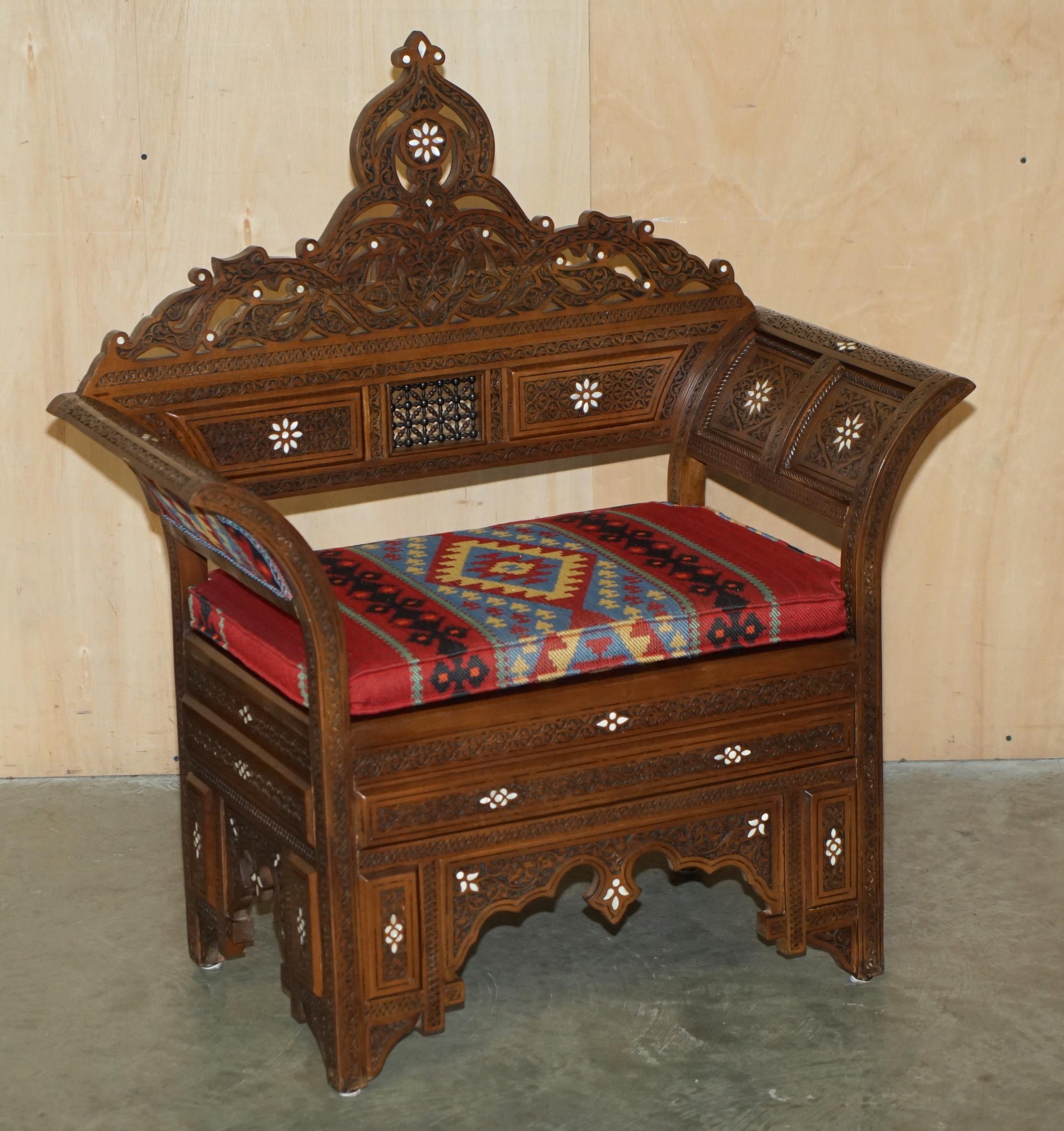 PAAR KILIM & MUTTER DER PERLEN INLAID MOORISH MOROCCAN SYRIAN ARMCHAiRS & TABLE im Angebot 6