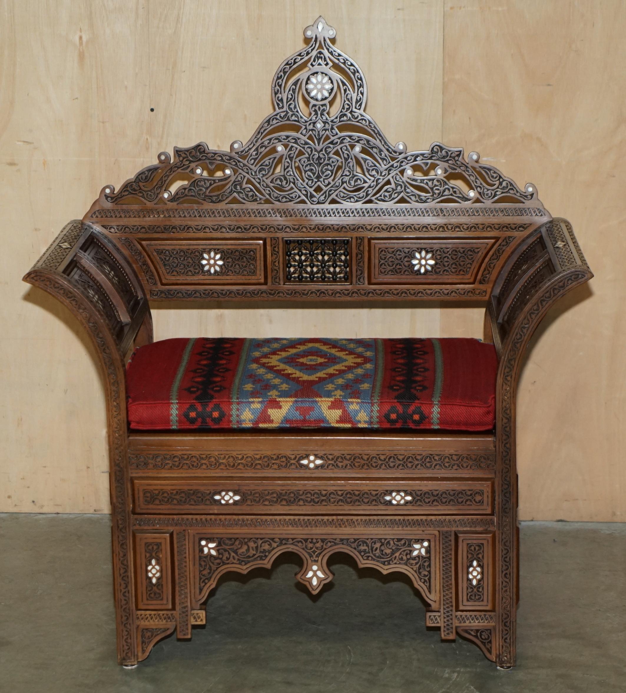 PAAR KILIM & MUTTER DER PERLEN INLAID MOORISH MOROCCAN SYRIAN ARMCHAiRS & TABLE im Angebot 7