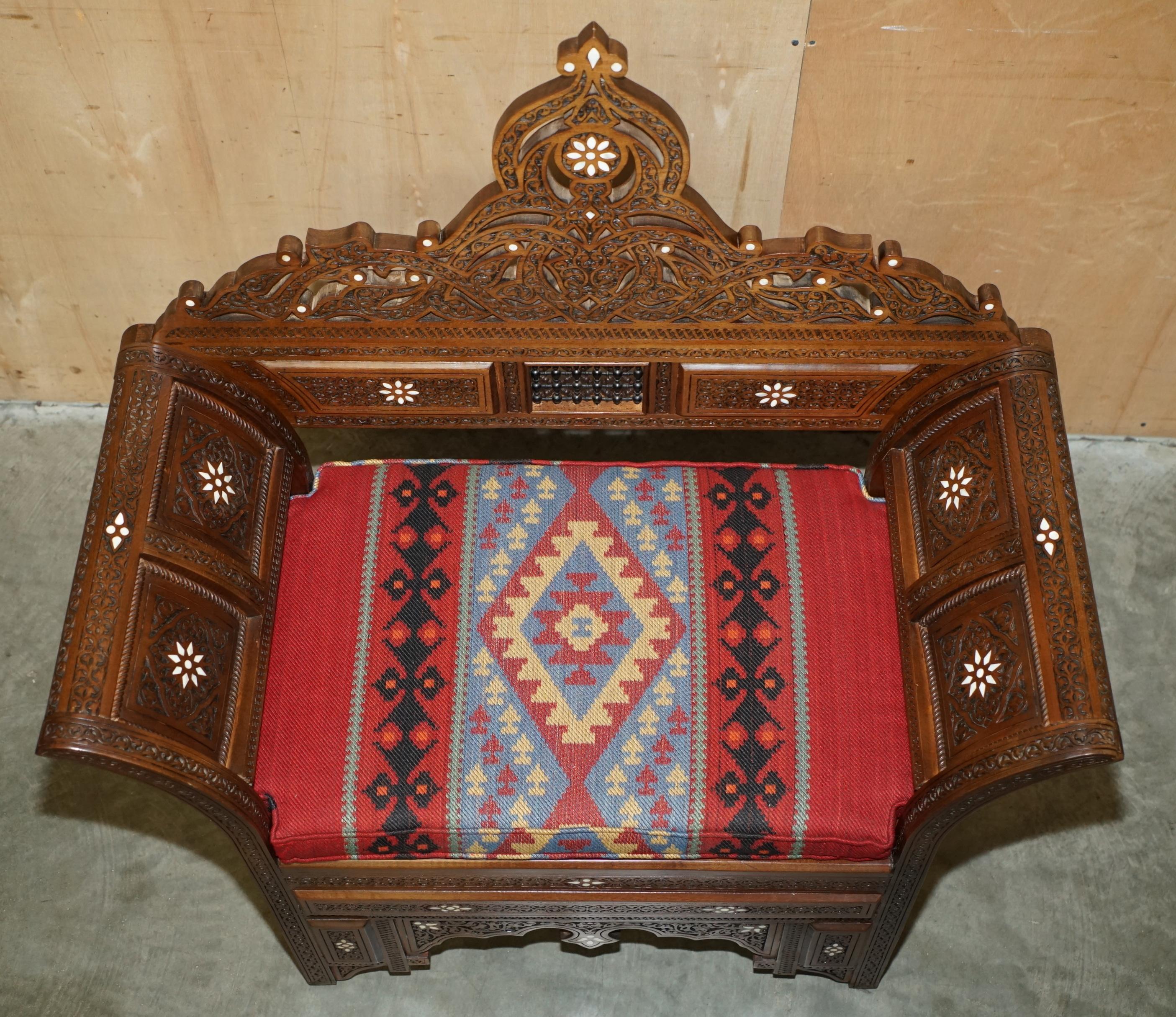 PAAR KILIM & MUTTER DER PERLEN INLAID MOORISH MOROCCAN SYRIAN ARMCHAiRS & TABLE im Angebot 8