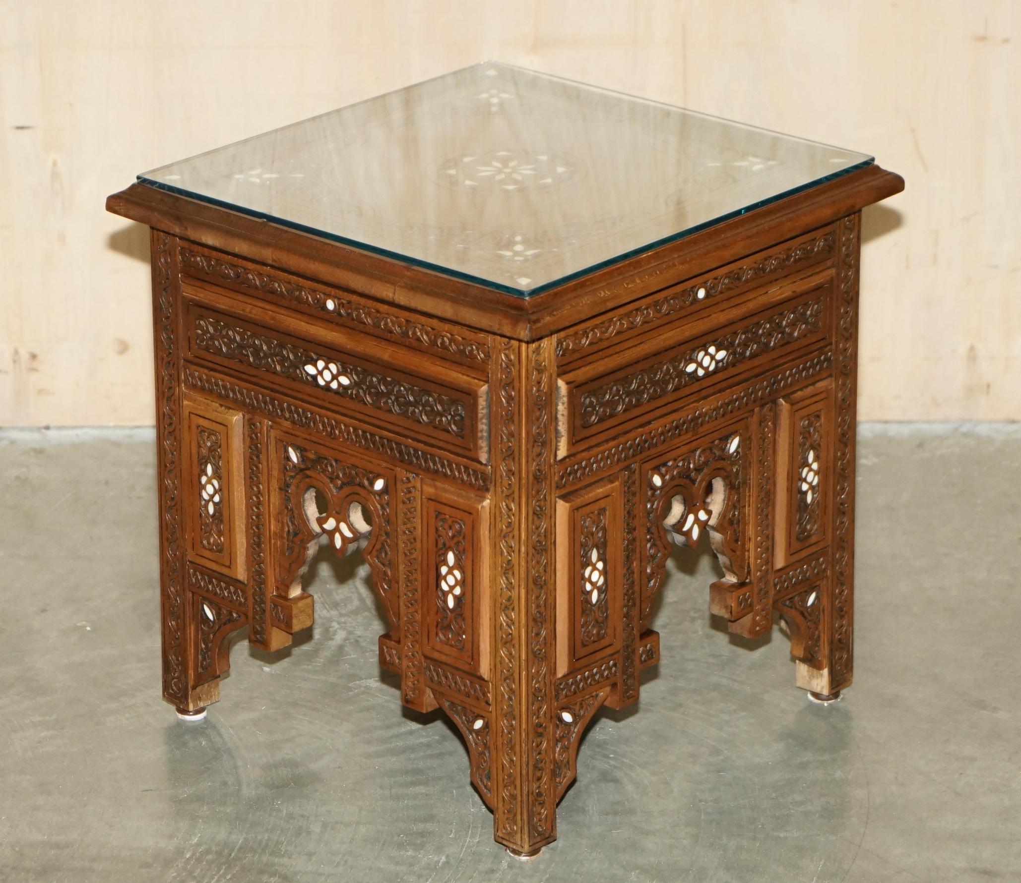 PAAR KILIM & MUTTER DER PERLEN INLAID MOORISH MOROCCAN SYRIAN ARMCHAiRS & TABLE im Angebot 9