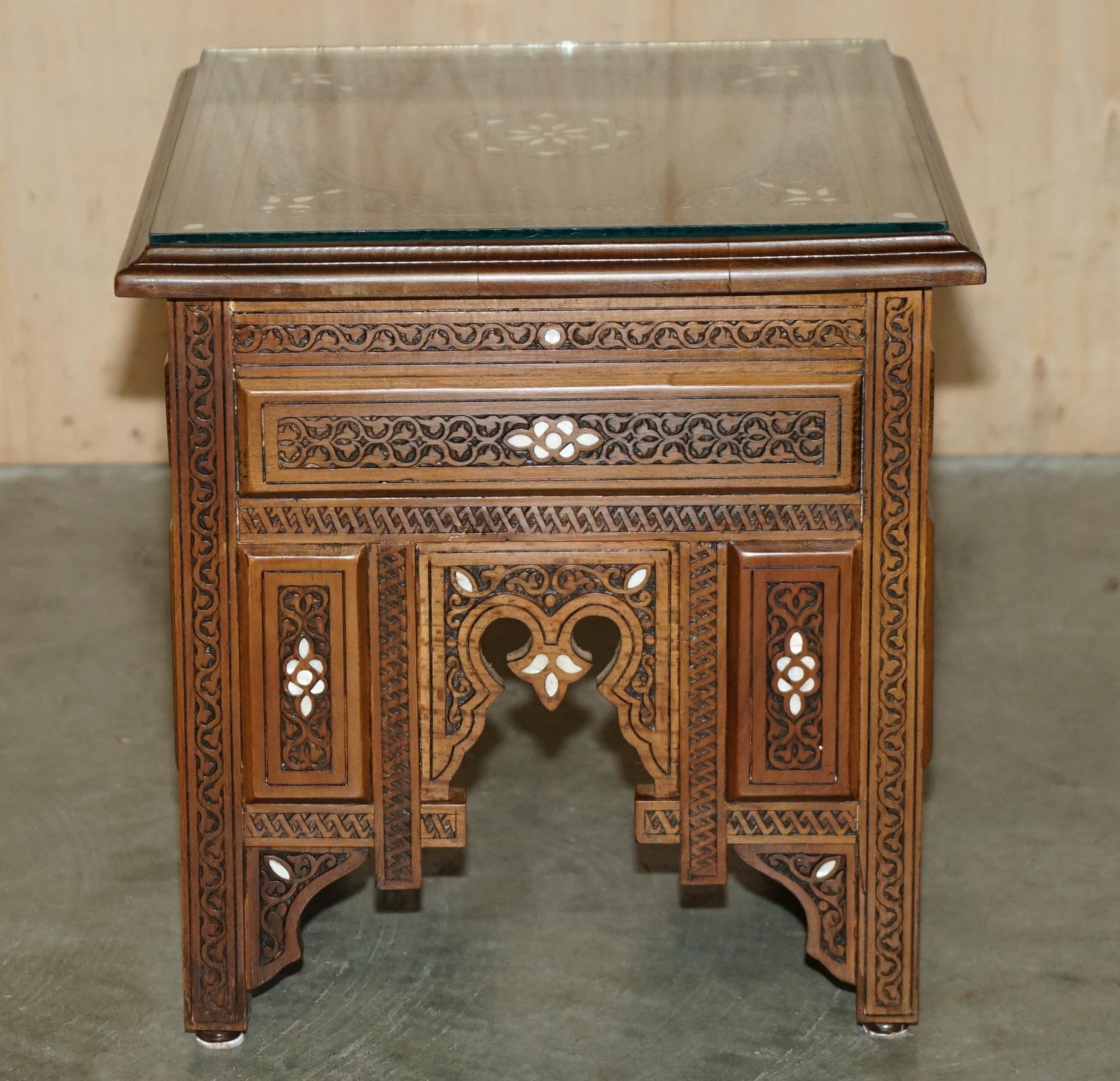PAAR KILIM & MUTTER DER PERLEN INLAID MOORISH MOROCCAN SYRIAN ARMCHAiRS & TABLE im Angebot 10