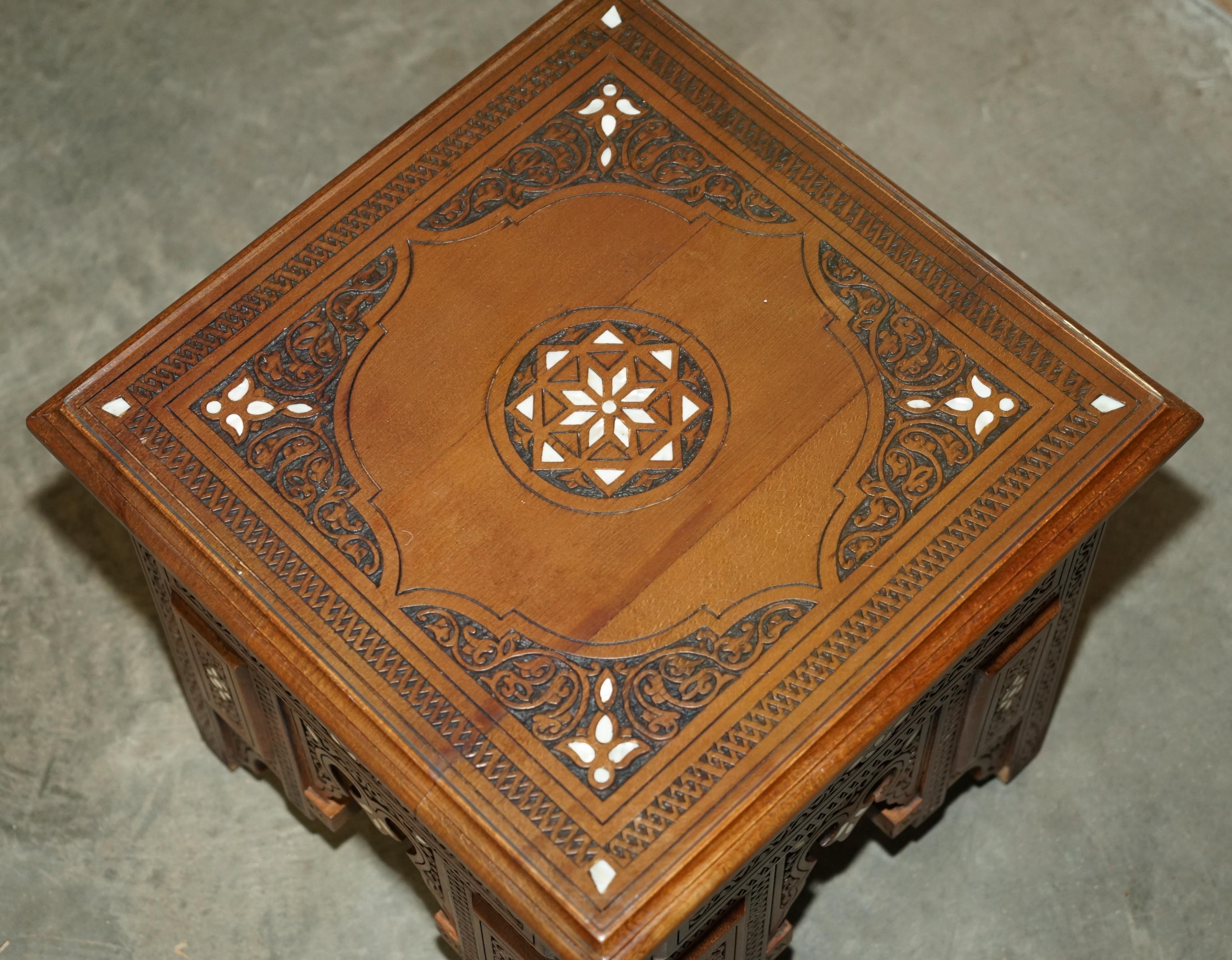 PAAR KILIM & MUTTER DER PERLEN INLAID MOORISH MOROCCAN SYRIAN ARMCHAiRS & TABLE im Angebot 11