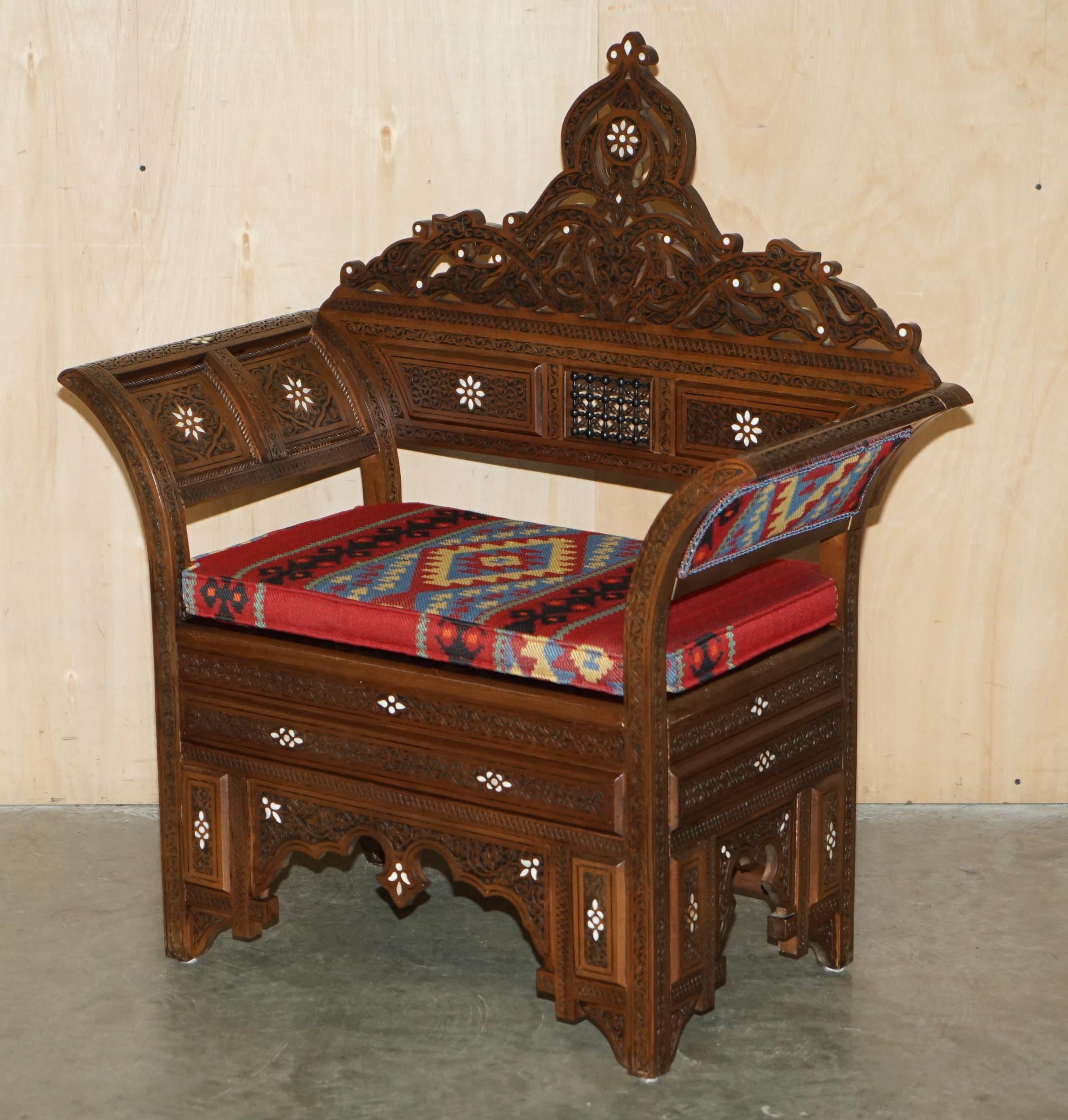 Royal House Antiques

Royal House Antiques freut sich, dieses atemberaubende Paar marokkanischer oder syrischer Thronsessel im Vintage-Stil mit passenden Beistelltischen mit Perlmutt-Intarsien und gepolsterten Kilim-Sitzkissen zum Verkauf anbieten
