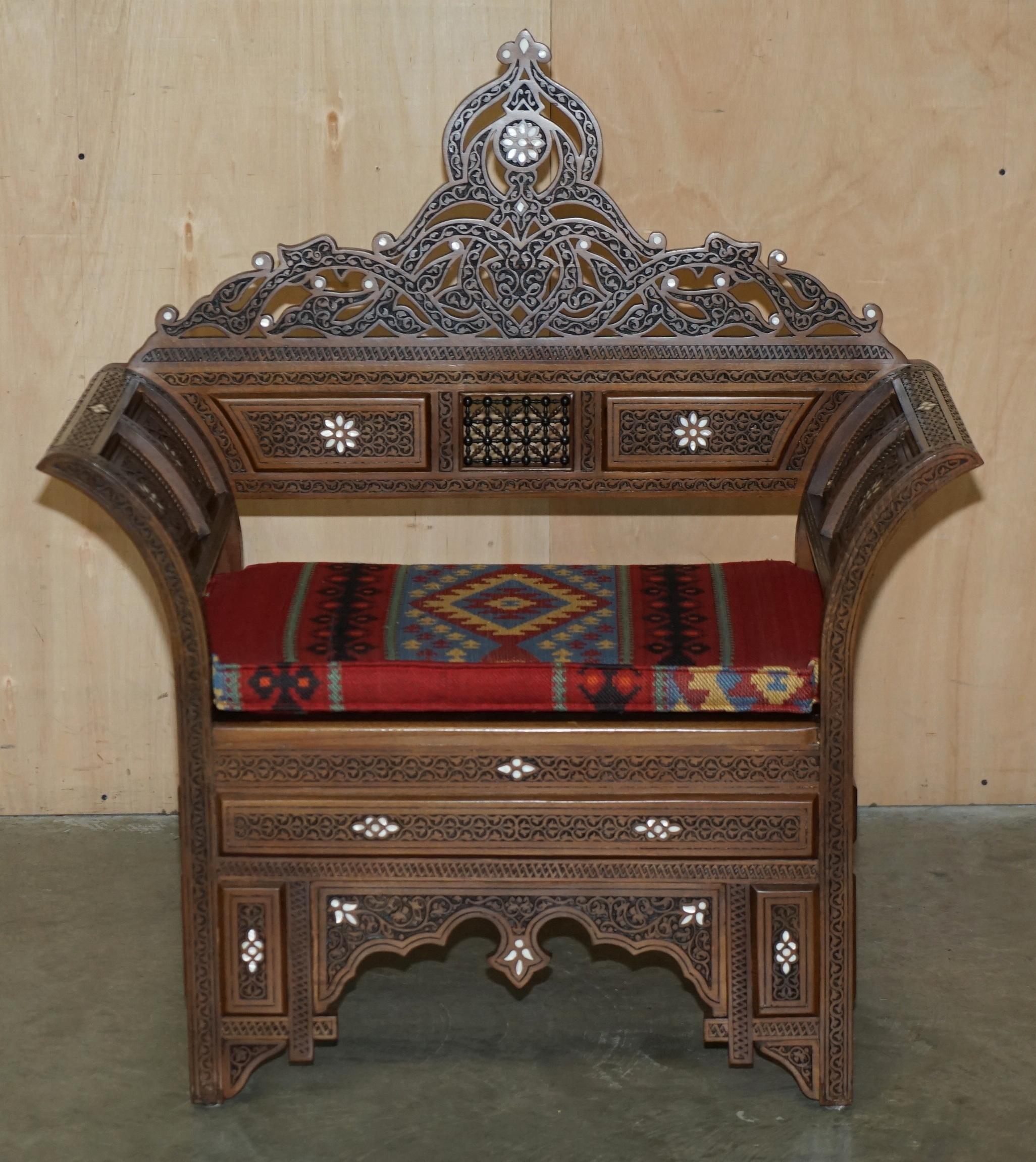 PAAR KILIM & MUTTER DER PERLEN INLAID MOORISH MOROCCAN SYRIAN ARMCHAiRS & TABLE (Kelim) im Angebot