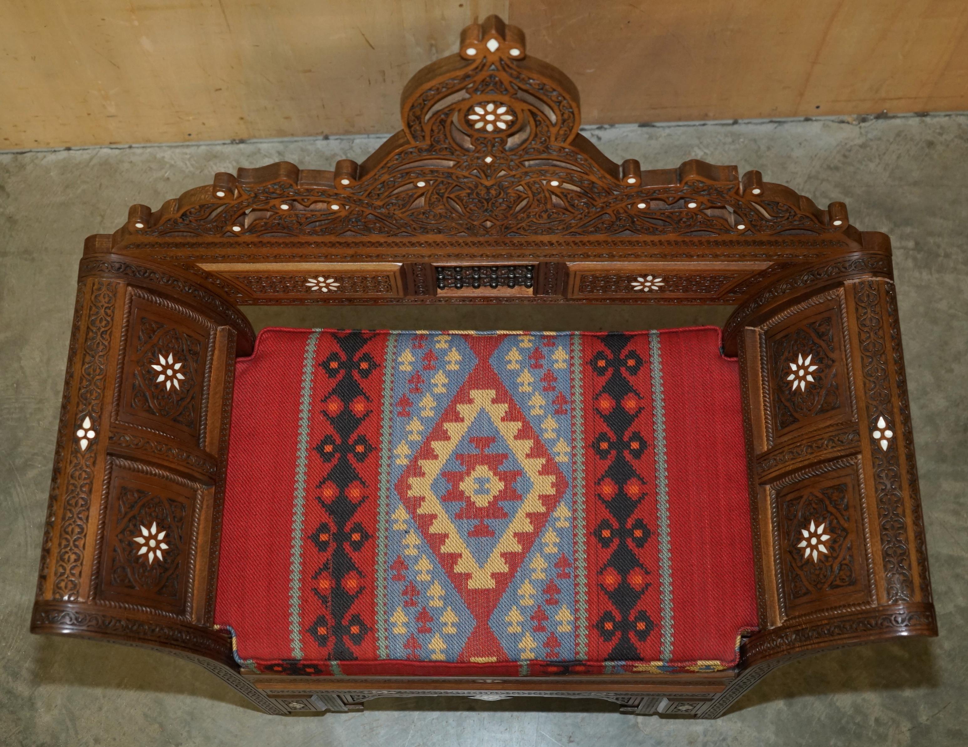 PAAR KILIM & MUTTER DER PERLEN INLAID MOORISH MOROCCAN SYRIAN ARMCHAiRS & TABLE (Handgefertigt) im Angebot