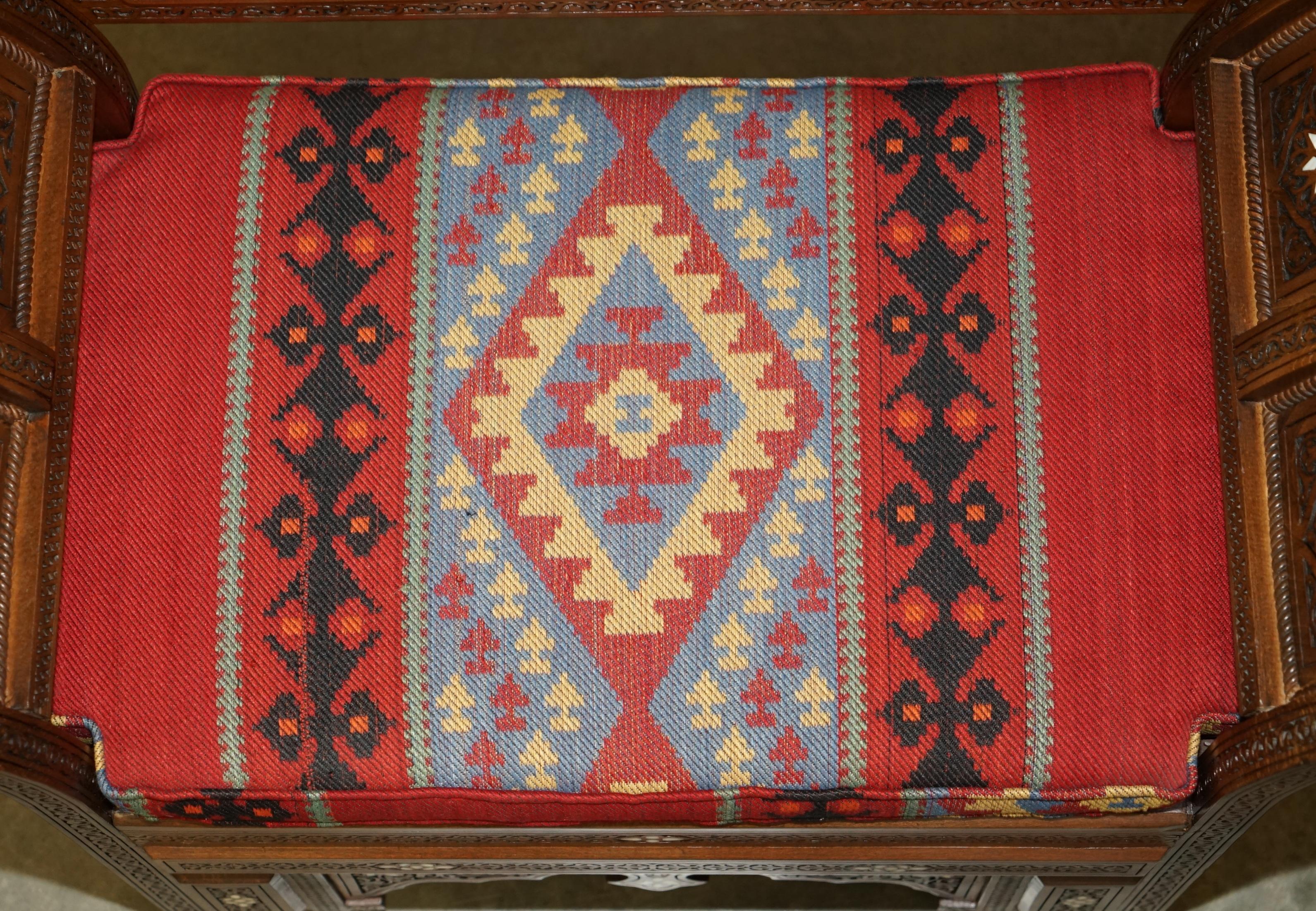 PAAR KILIM & MUTTER DER PERLEN INLAID MOORISH MOROCCAN SYRIAN ARMCHAiRS & TABLE im Zustand „Gut“ im Angebot in West Sussex, Pulborough