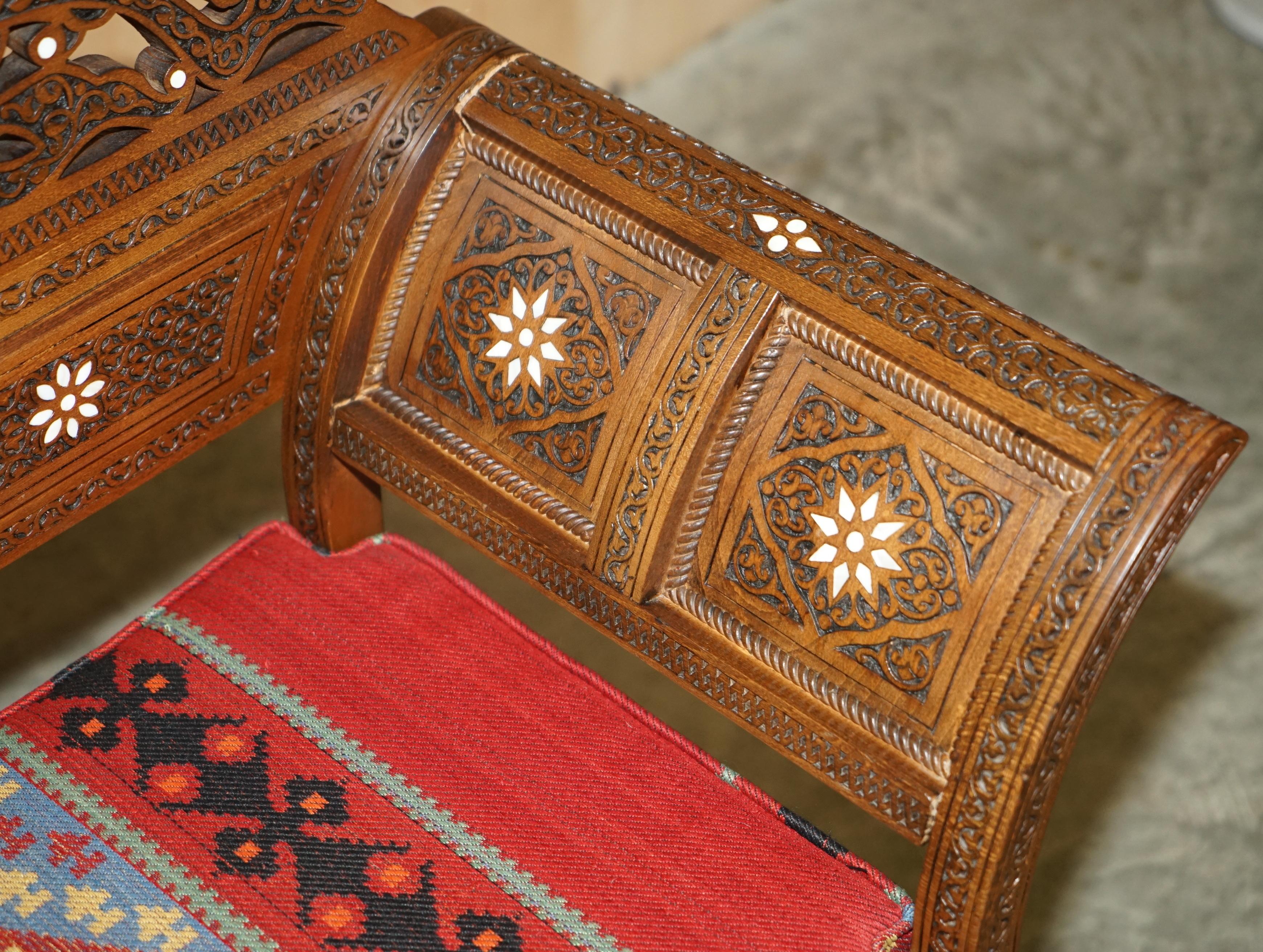 PAAR KILIM & MUTTER DER PERLEN INLAID MOORISH MOROCCAN SYRIAN ARMCHAiRS & TABLE (20. Jahrhundert) im Angebot