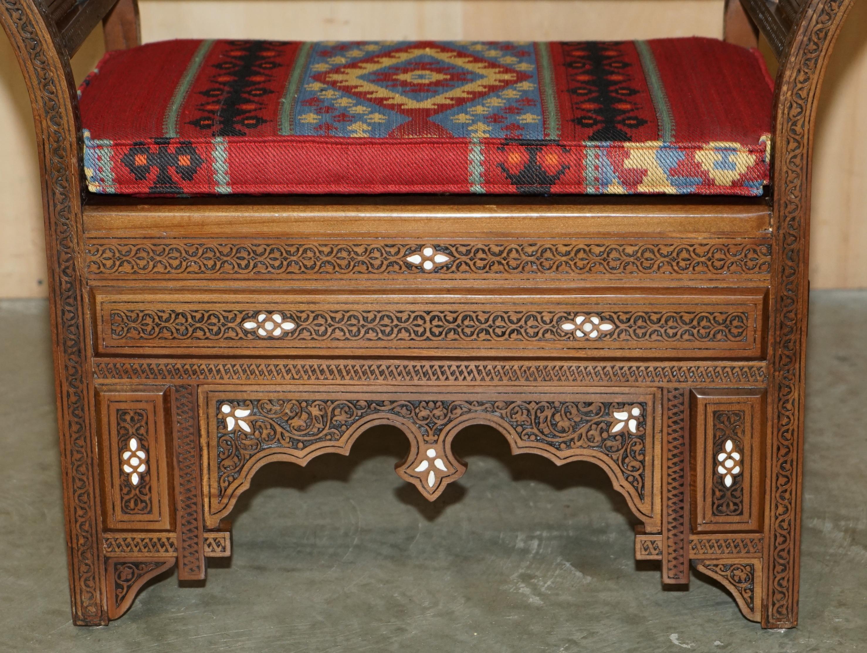 PAAR KILIM & MUTTER DER PERLEN INLAID MOORISH MOROCCAN SYRIAN ARMCHAiRS & TABLE (Polster) im Angebot