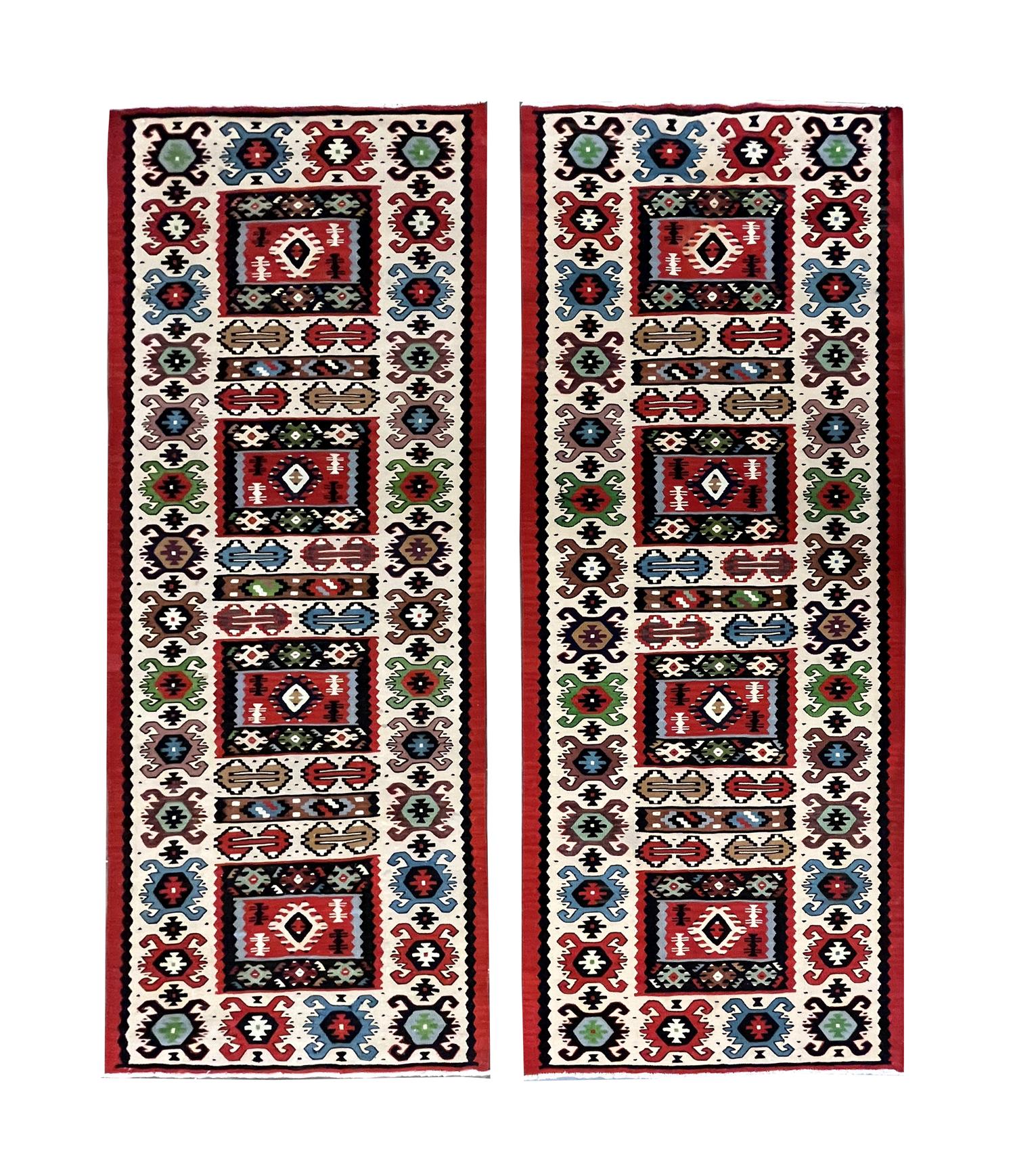 Tissé à la main Paire de tapis de couloir traditionnels turcs Kilims en laine rouge fabriqués à la main en vente