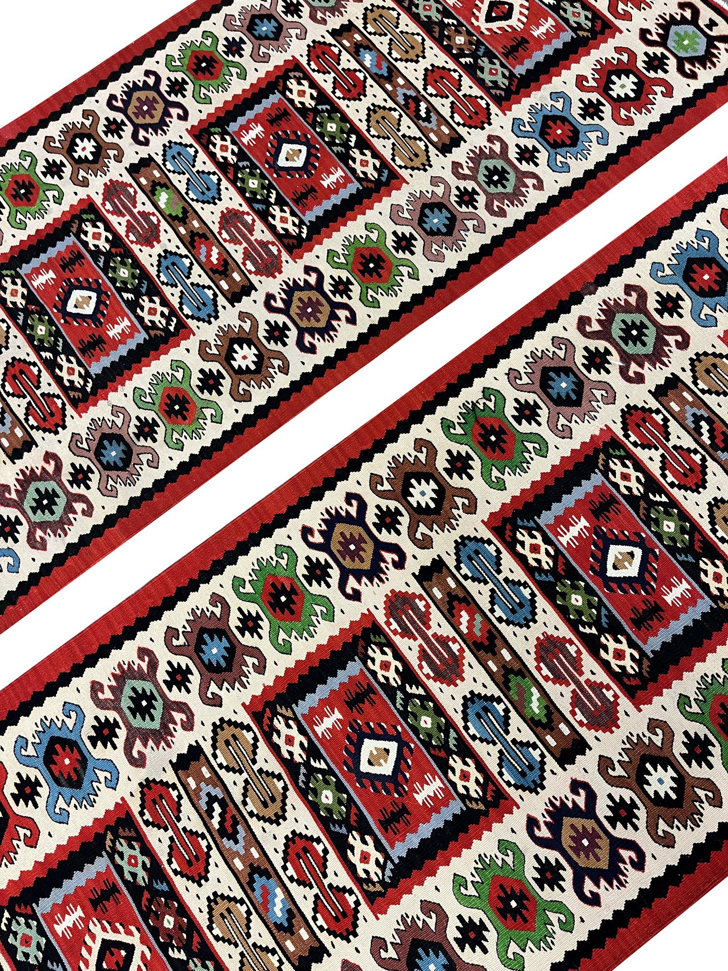 Paire de tapis de couloir traditionnels turcs Kilims en laine rouge fabriqués à la main Excellent état - En vente à Hampshire, GB