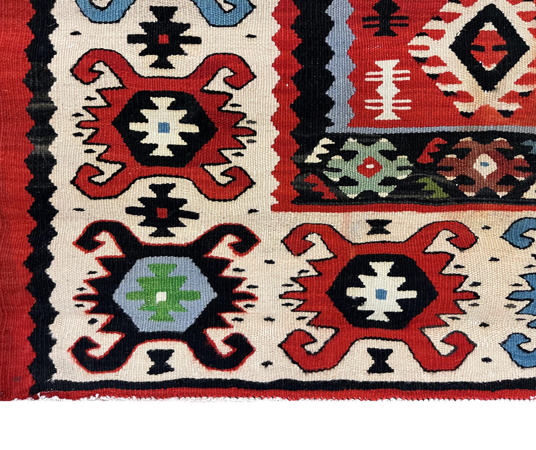 Laine Paire de tapis de couloir traditionnels turcs Kilims en laine rouge fabriqués à la main en vente