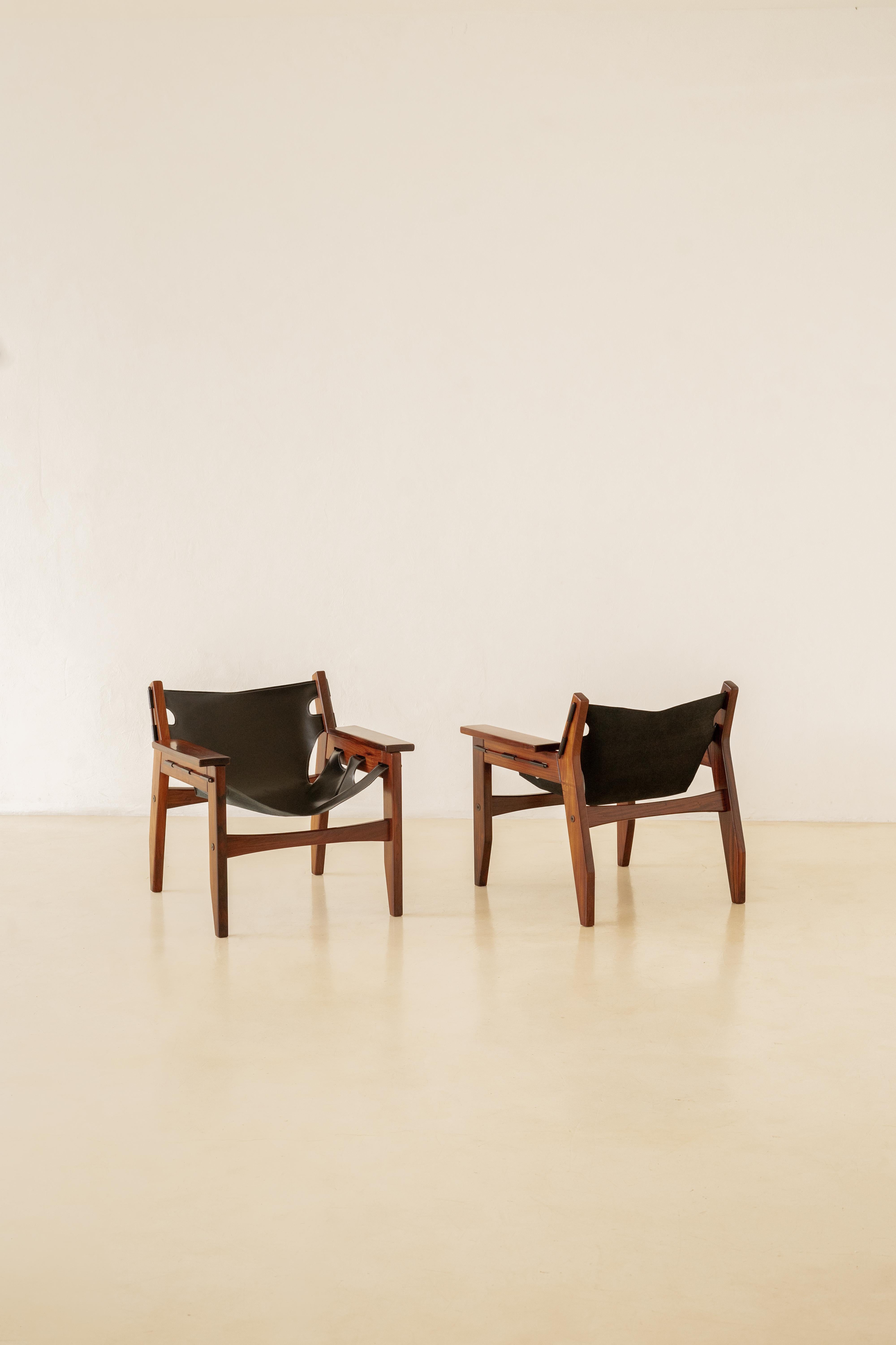 Designed by Sergio Rodrigues (1927-2014) in 1973 and produced by Oca, the Kilin armchair is composed of two sides and two crosspieces, with the back and seat made from a unique piece of leather.

The bold design, with shapes and fittings of wood