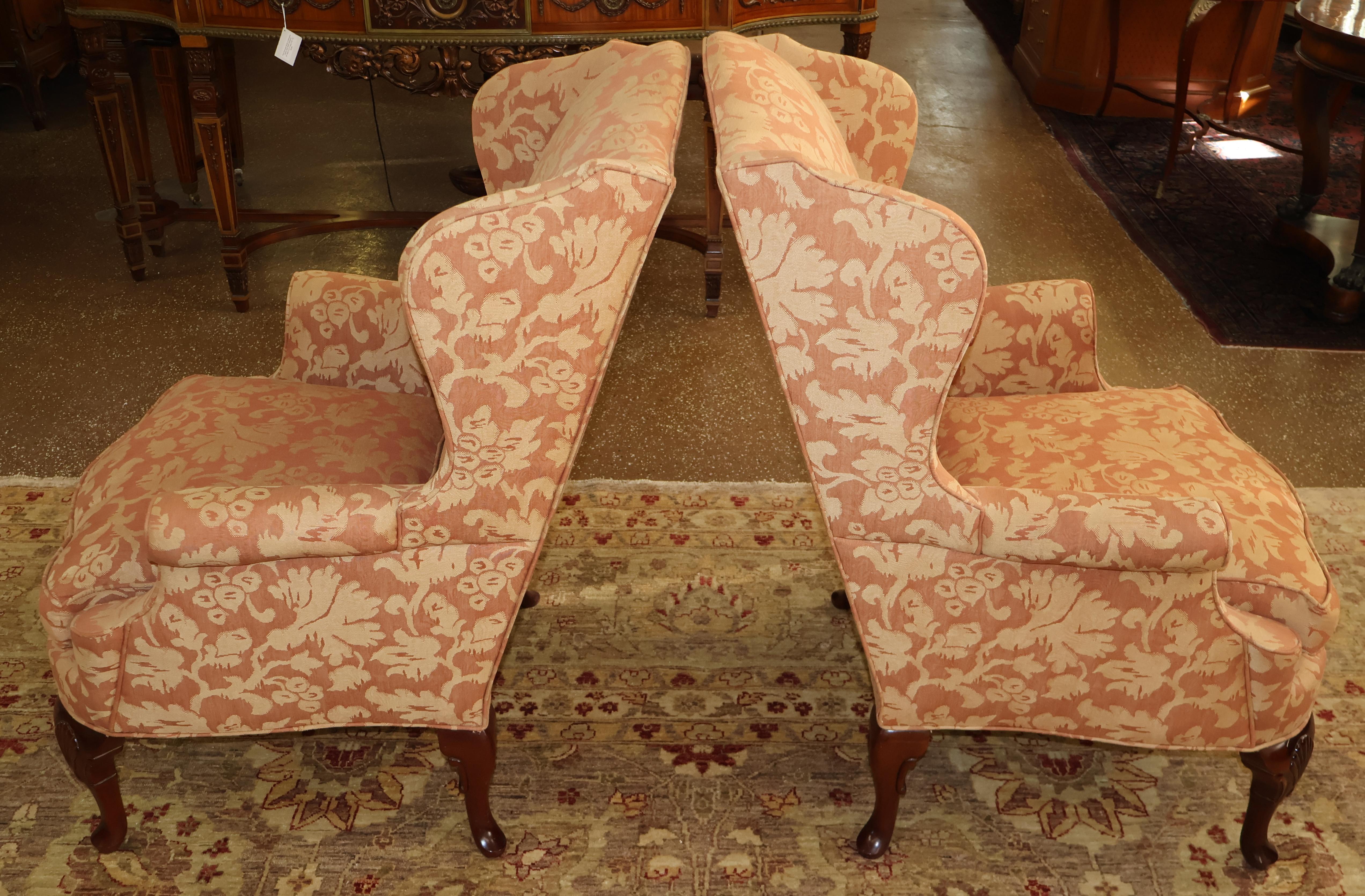 Paire de fauteuils de cheminée de style Queen Anne Kindel en acajou et tissu damas en vente 4