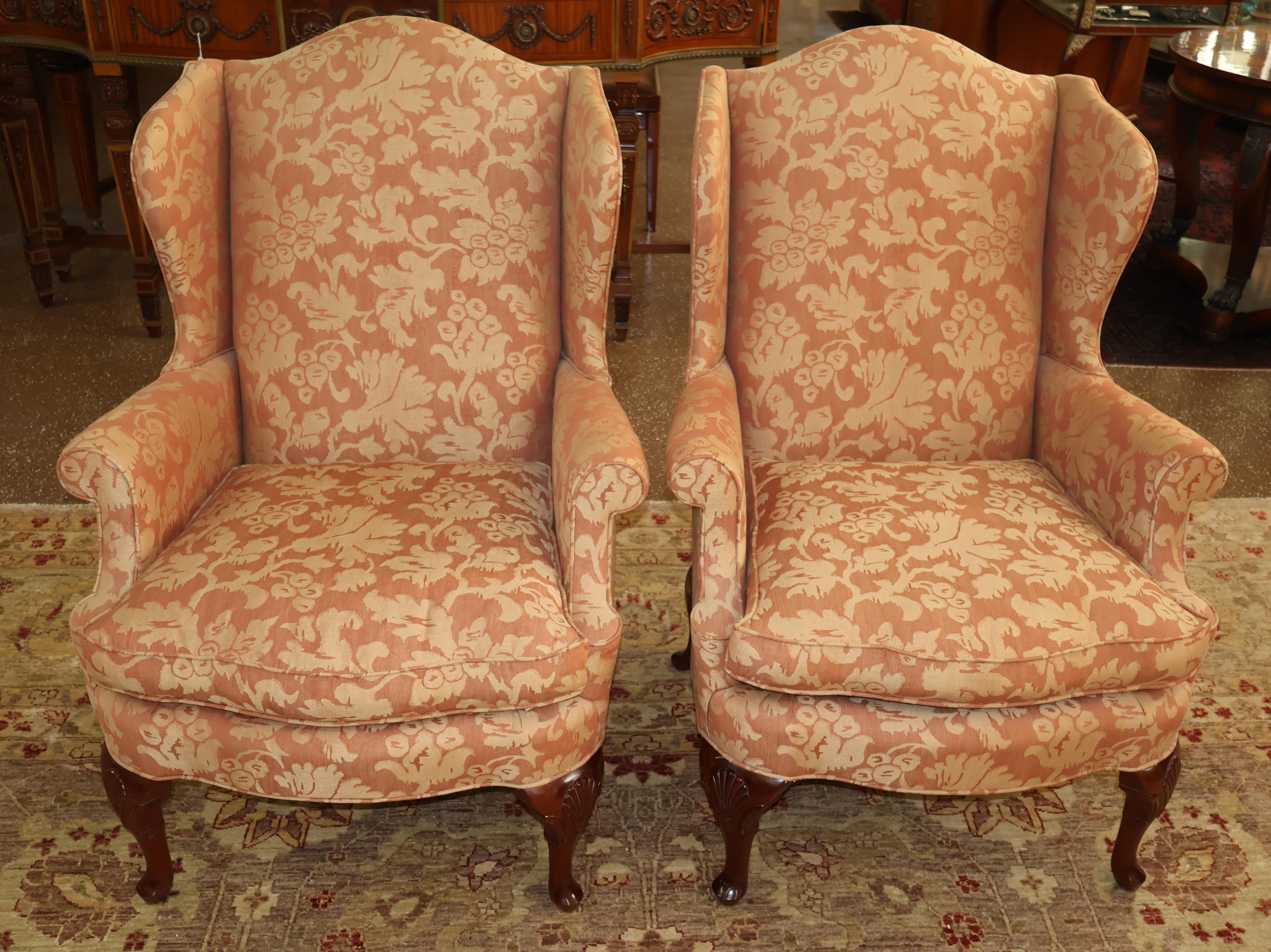 Paire de fauteuils de cheminée de style Queen Anne Kindel en acajou et tissu damas en vente 5