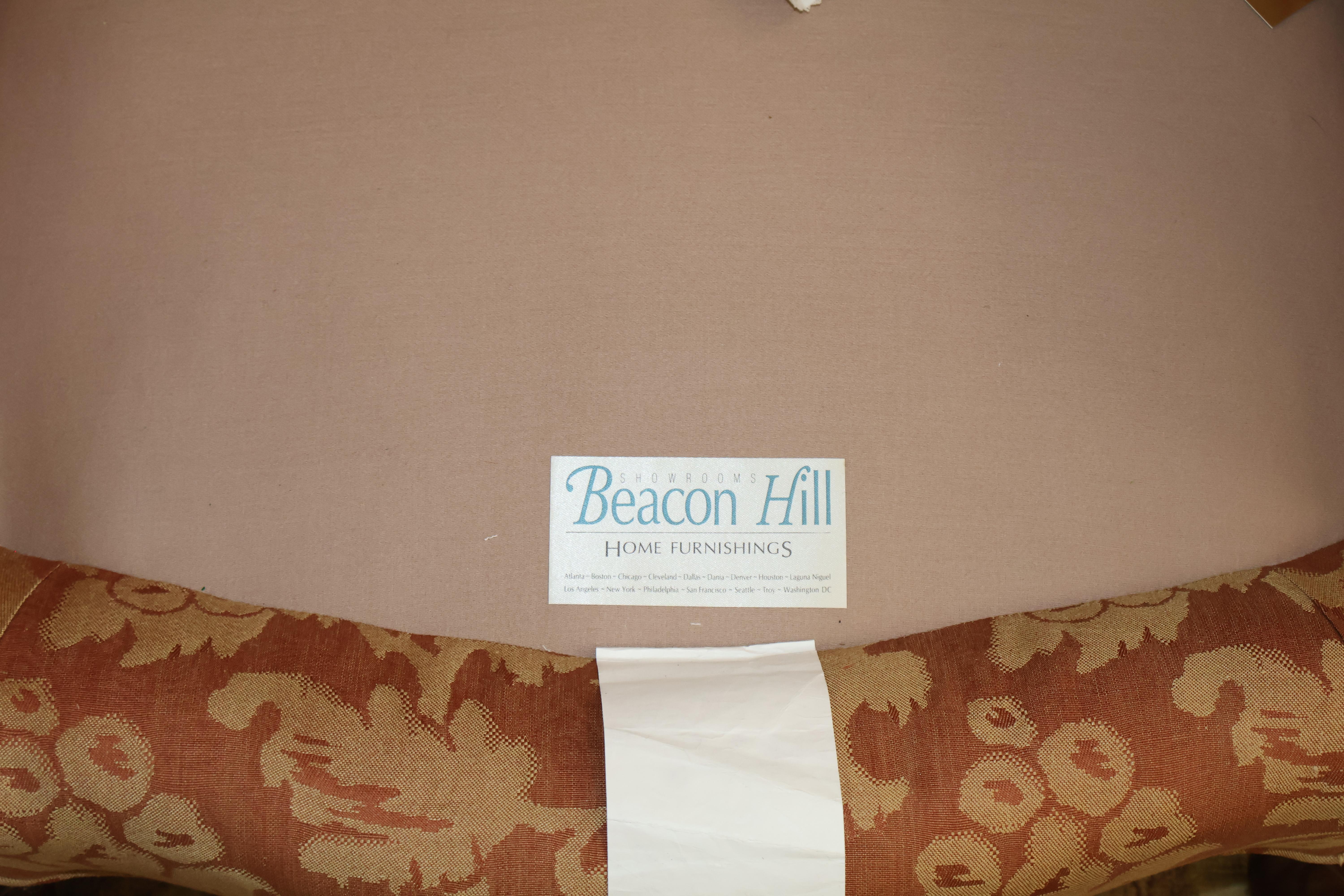 Paire de fauteuils de cheminée de style Queen Anne Kindel en acajou et tissu damas en vente 6