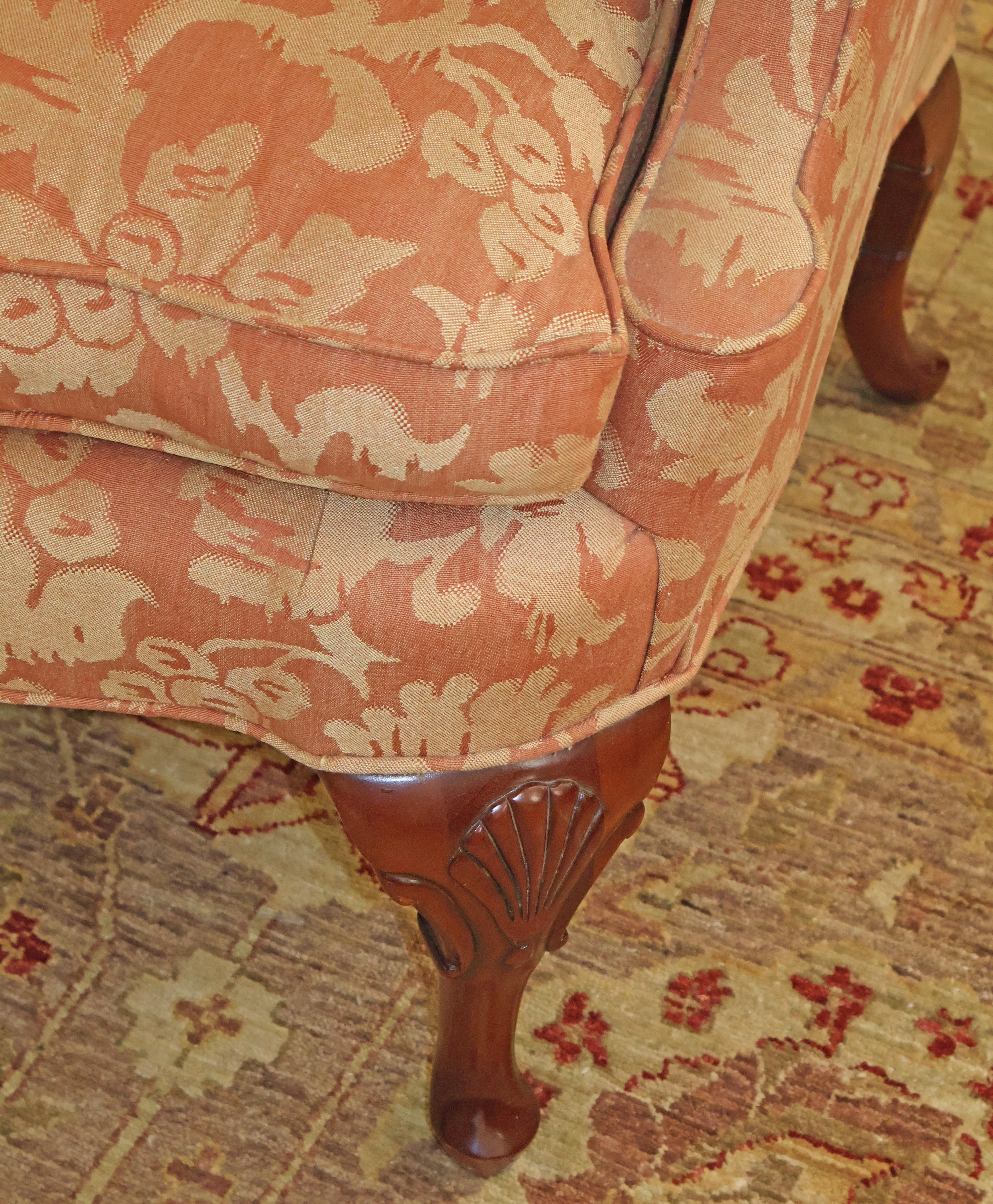 Paire de fauteuils de cheminée de style Queen Anne Kindel en acajou et tissu damas en vente 8
