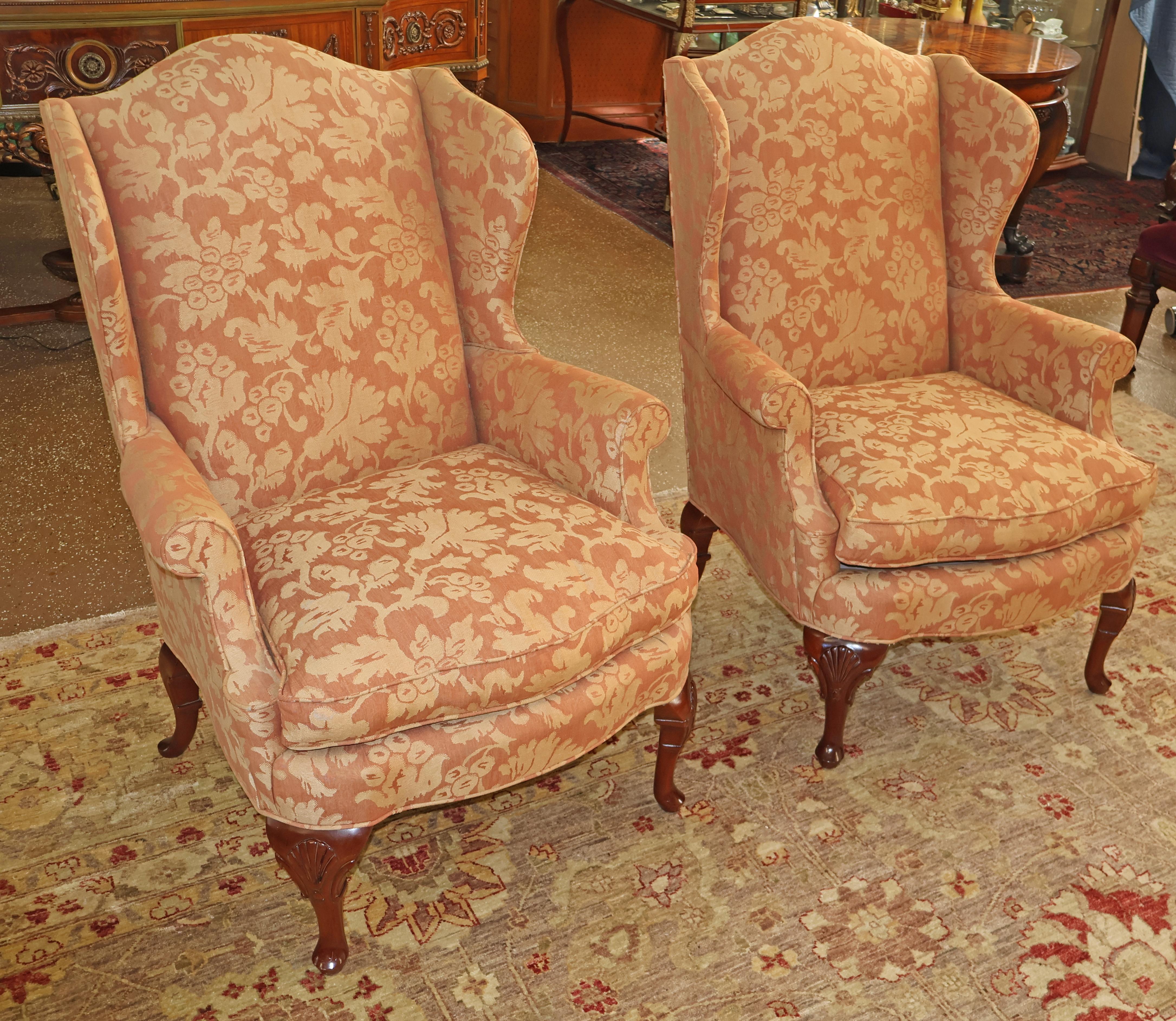 Américain Paire de fauteuils de cheminée de style Queen Anne Kindel en acajou et tissu damas en vente
