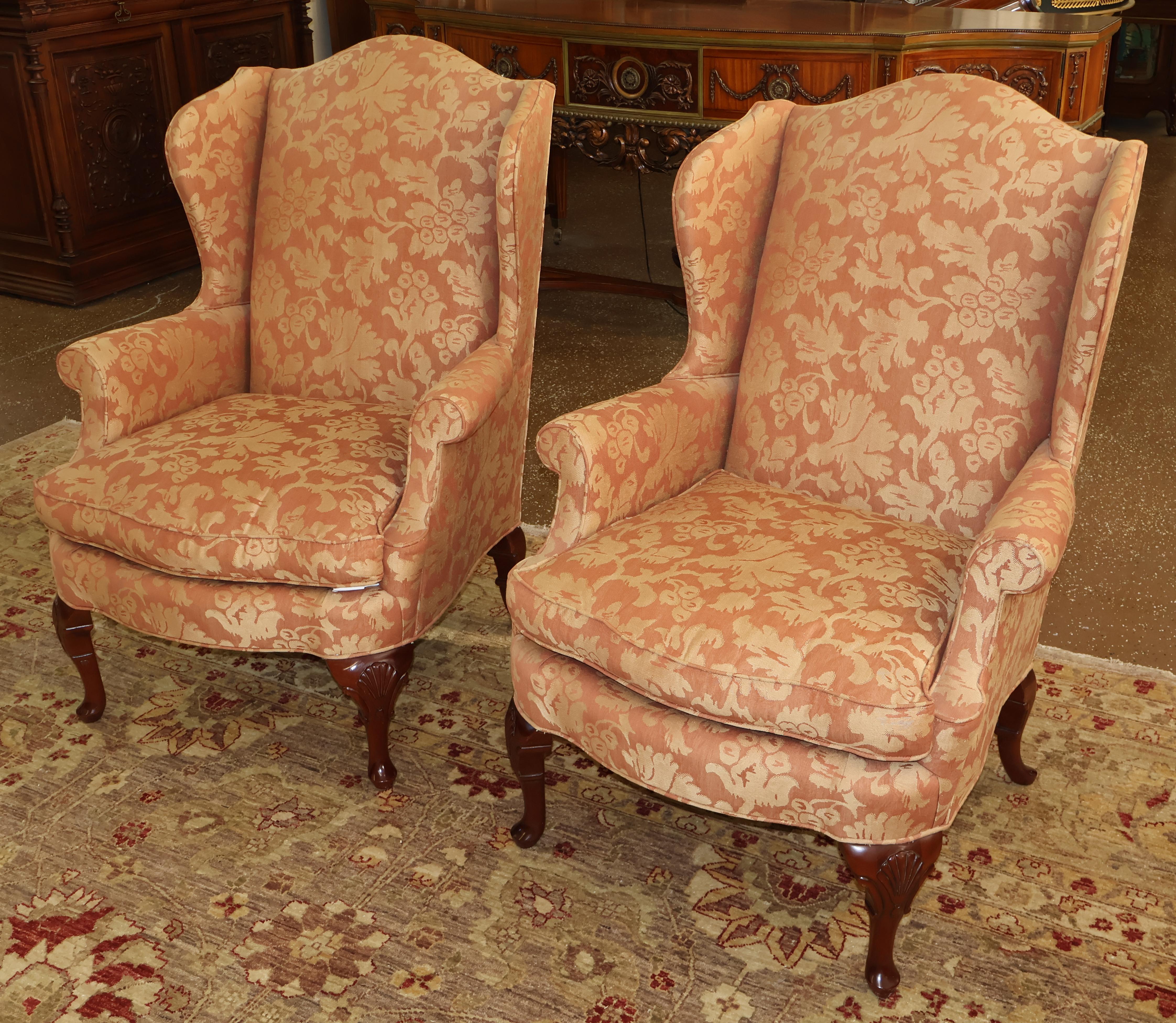 Paire de fauteuils de cheminée de style Queen Anne Kindel en acajou et tissu damas Bon état - En vente à Long Branch, NJ