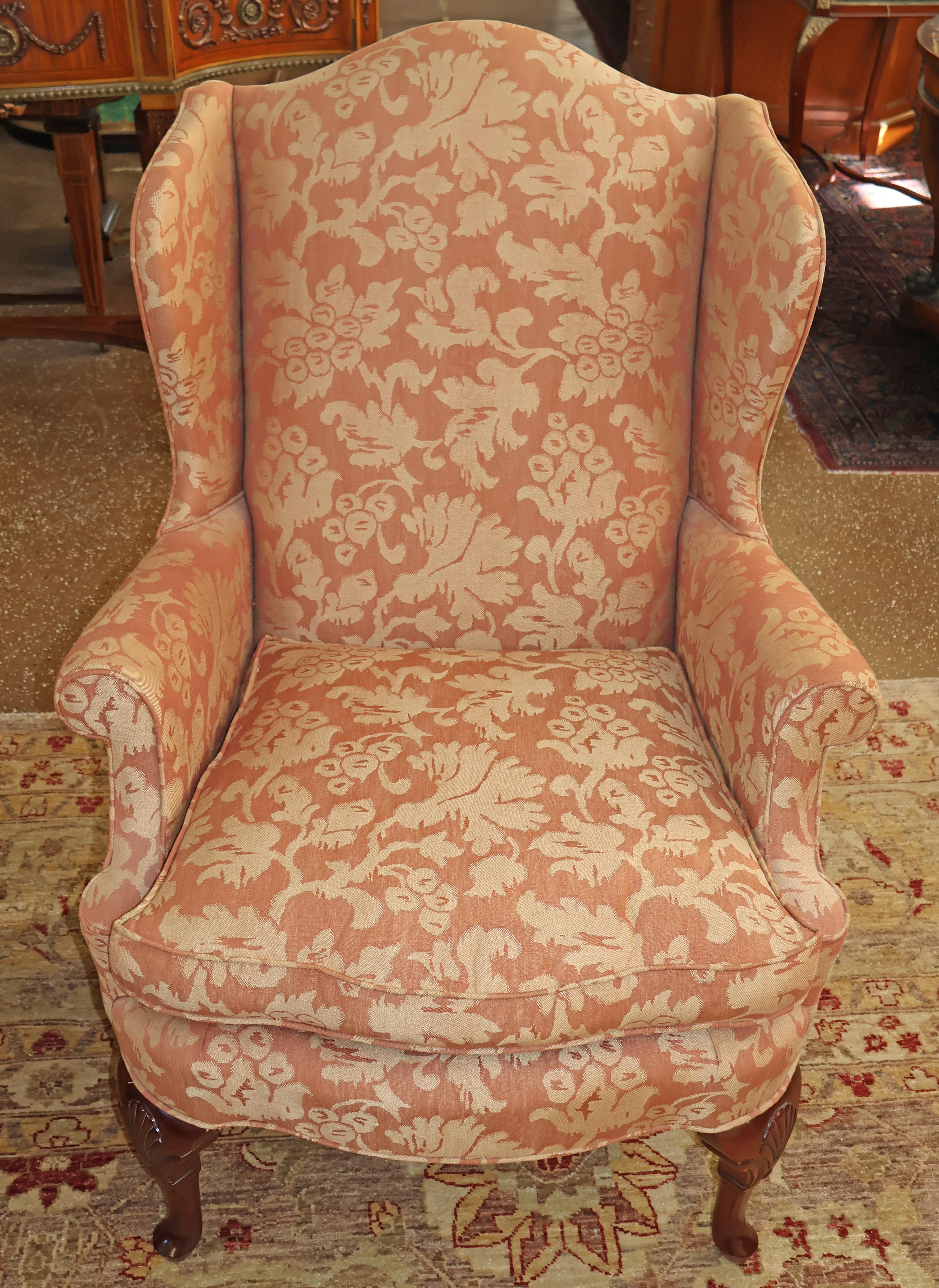 Fin du 20e siècle Paire de fauteuils de cheminée de style Queen Anne Kindel en acajou et tissu damas en vente