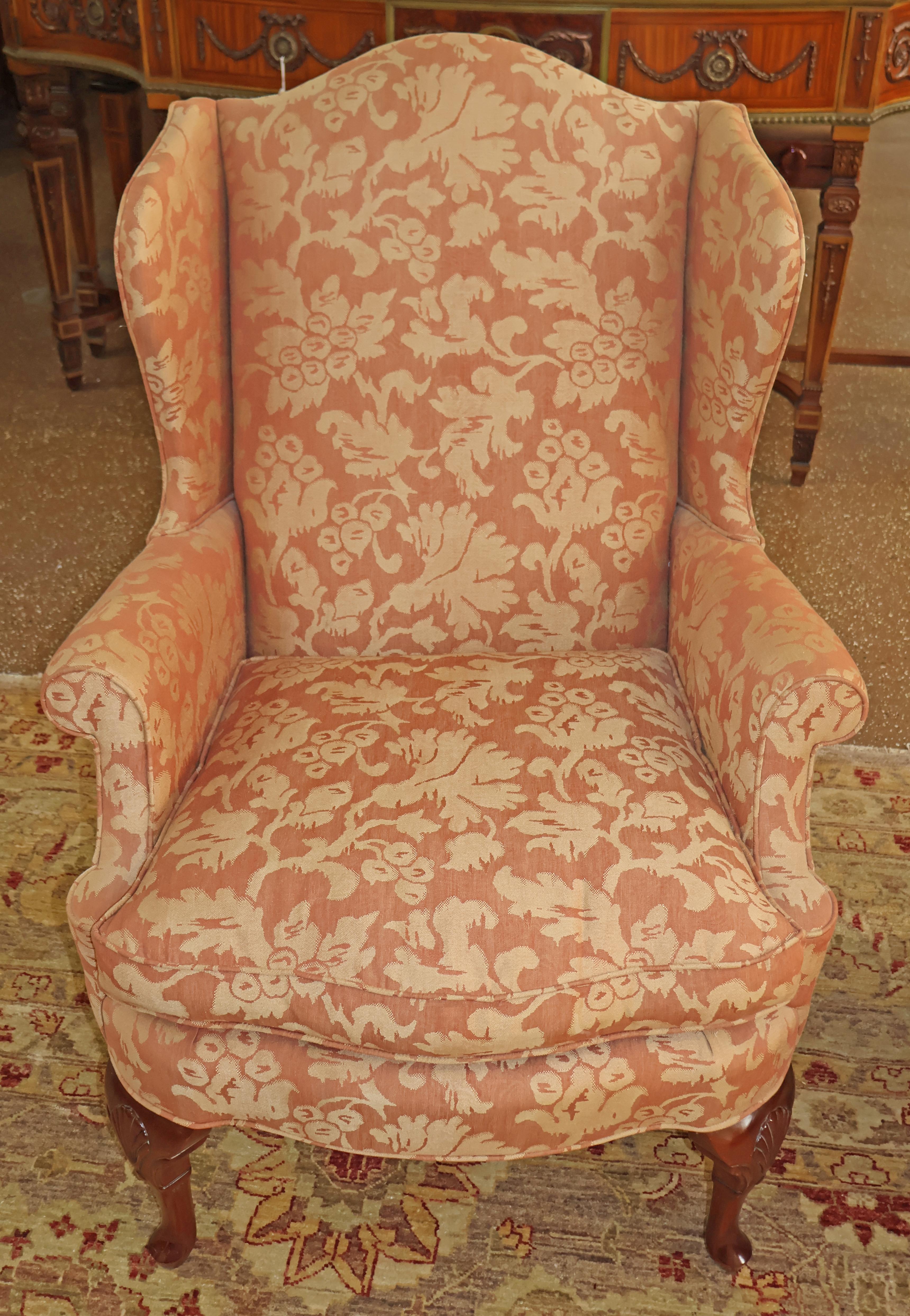 Acajou Paire de fauteuils de cheminée de style Queen Anne Kindel en acajou et tissu damas en vente