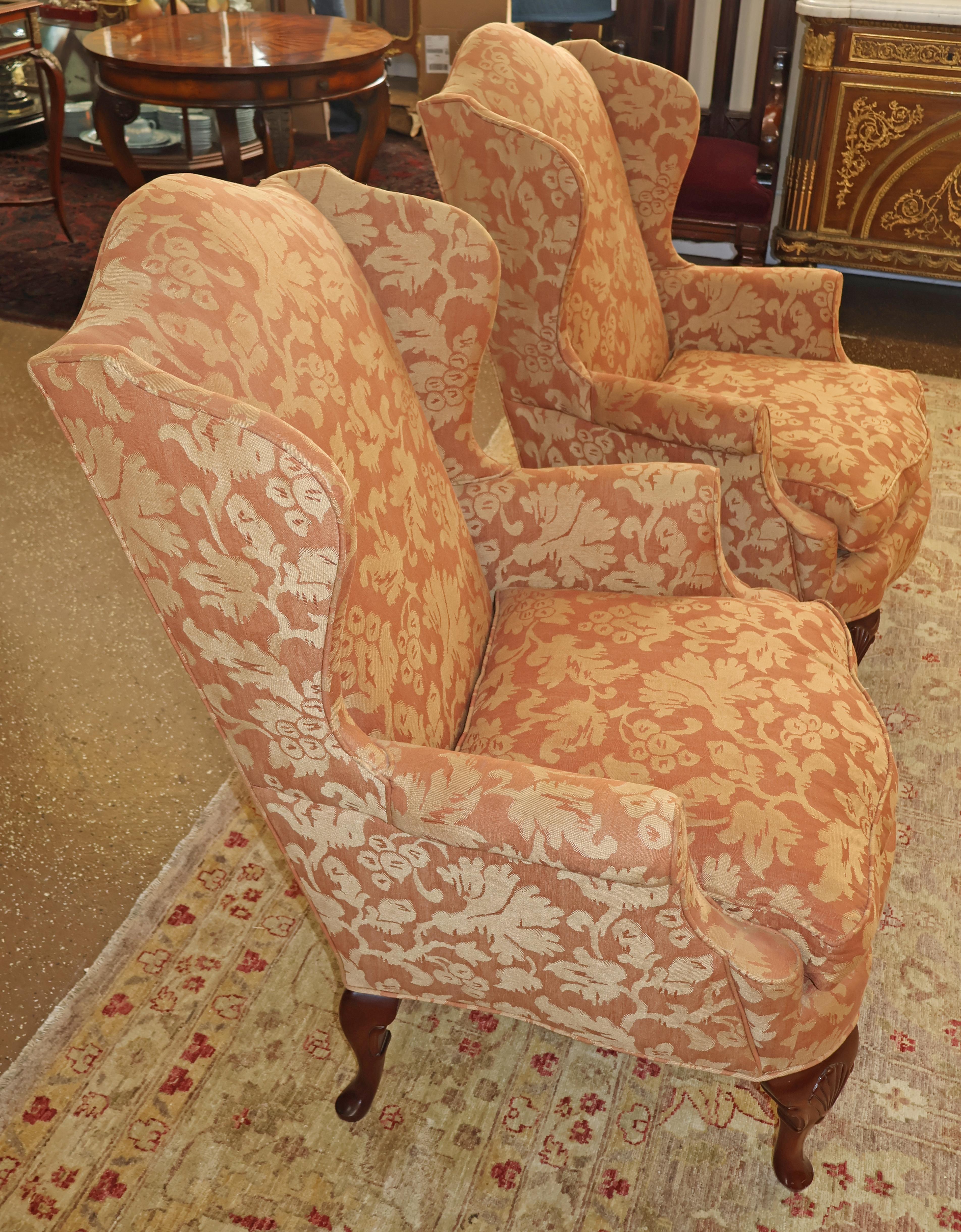 Paire de fauteuils de cheminée de style Queen Anne Kindel en acajou et tissu damas en vente 1