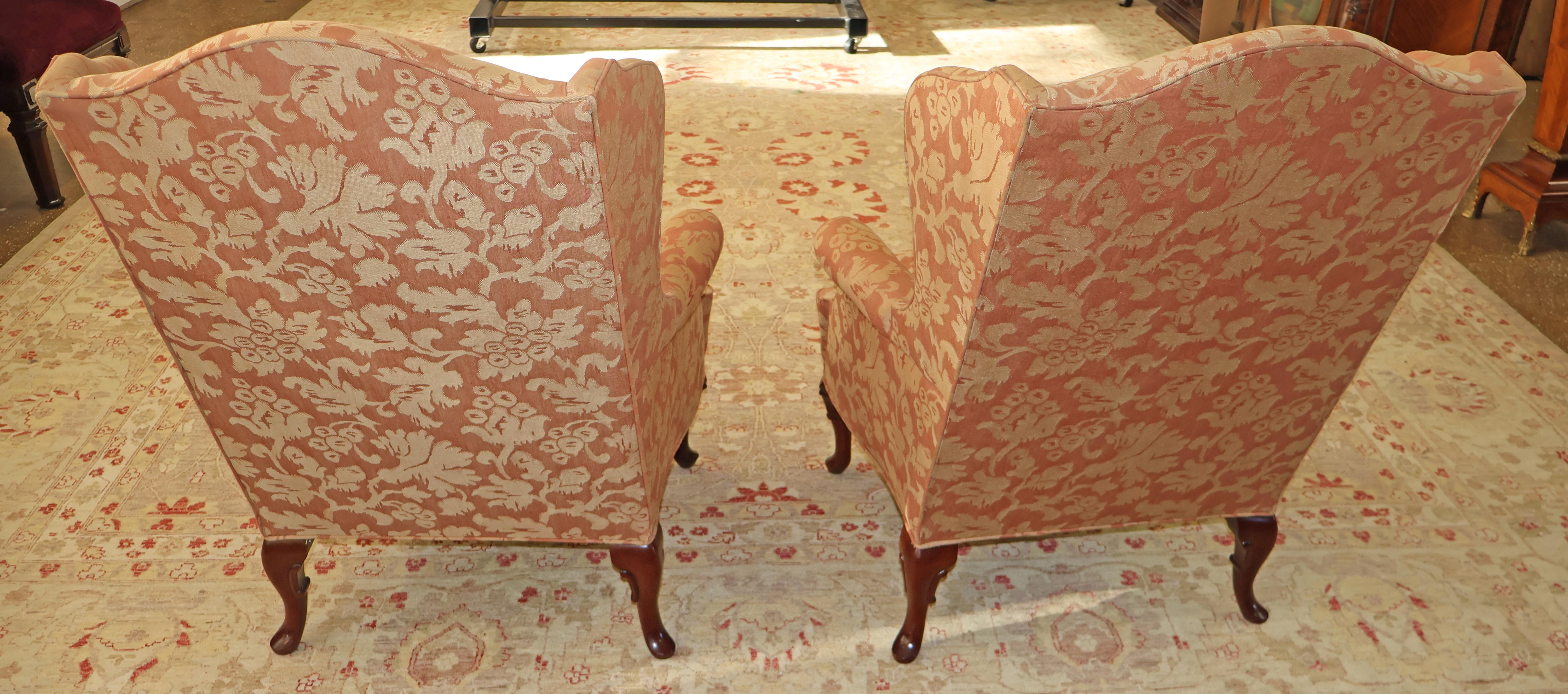 Paire de fauteuils de cheminée de style Queen Anne Kindel en acajou et tissu damas en vente 2