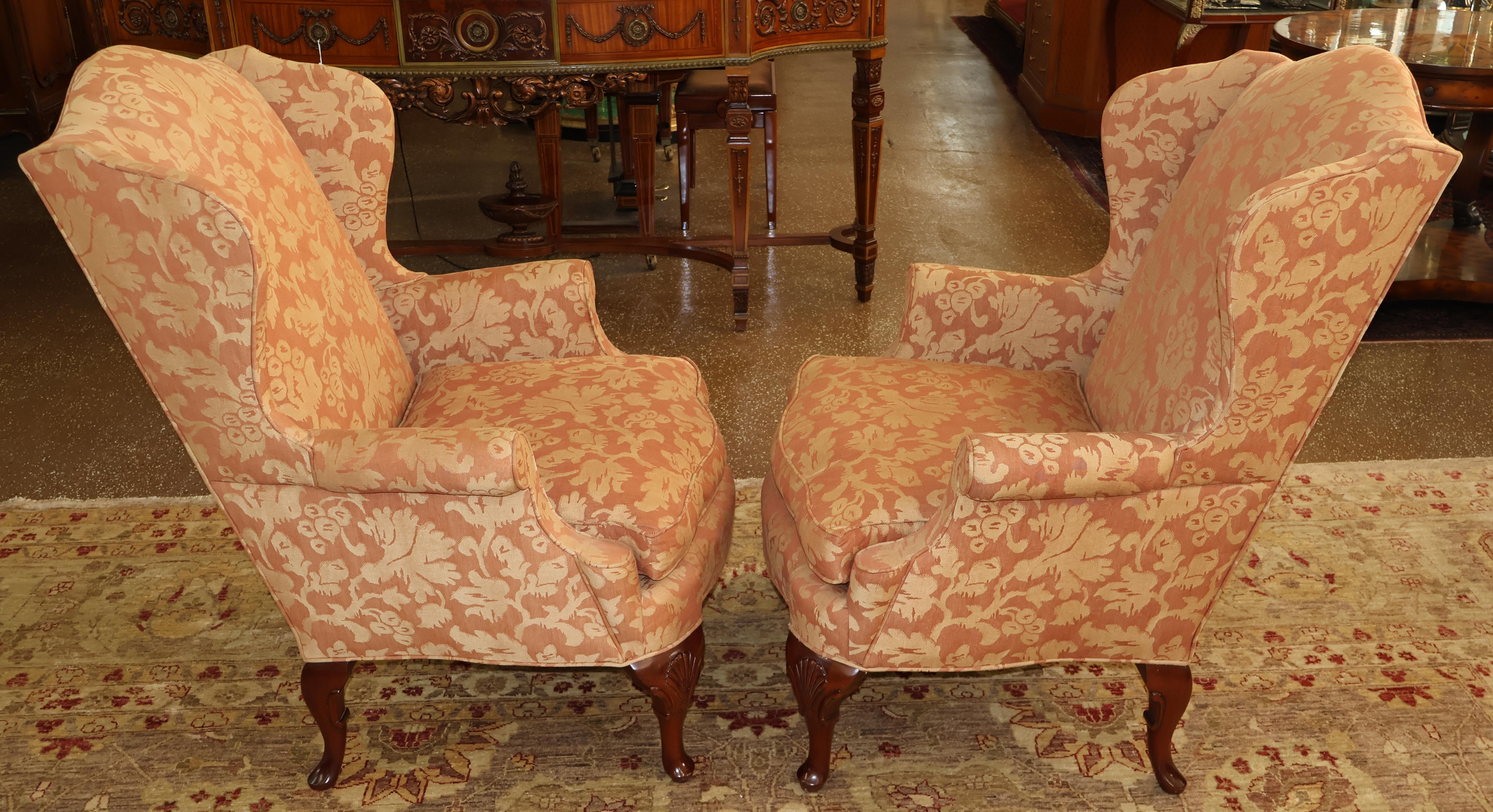 Paire de fauteuils de cheminée de style Queen Anne Kindel en acajou et tissu damas en vente 3