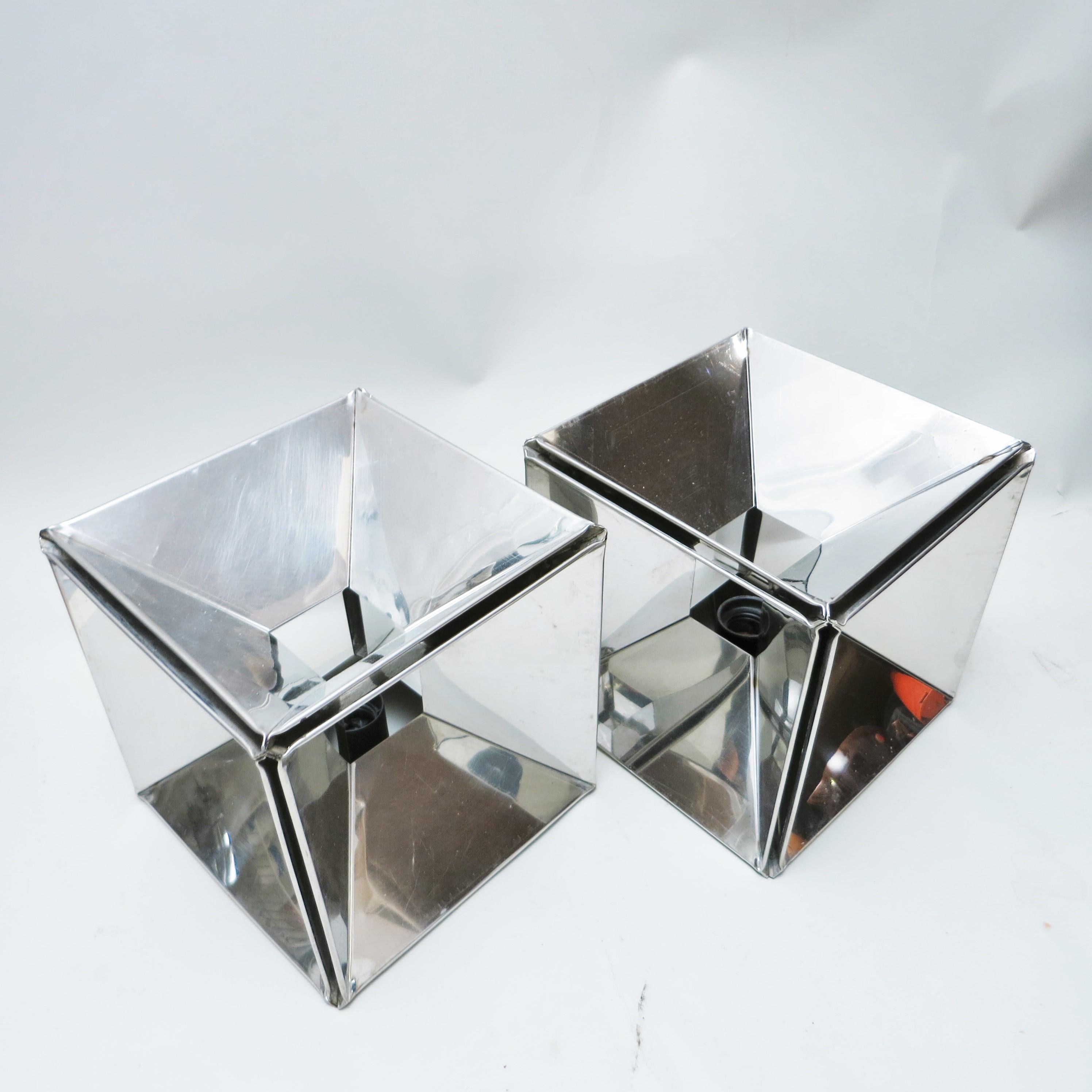 Pair of Kinetic cube lamps, Italian work of the 1970s in mirror chrome folded metal sheets.
These lamps can be used as desk lamp, wall lamps or ceiling lamps.