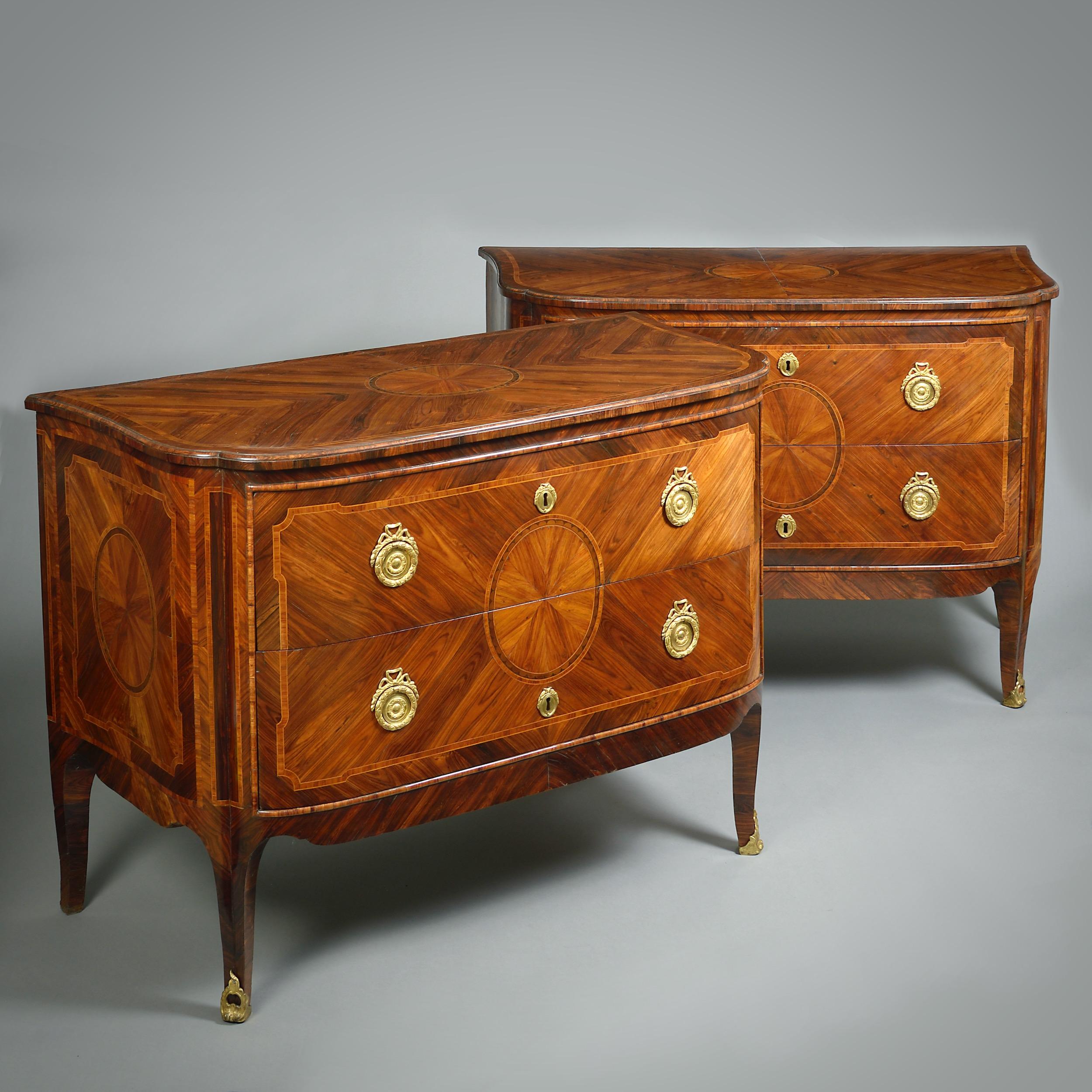 UN'ECCEZIONALE COPPIA DI COMMODES IN LEGNO DI RE E PALISSANDRO CON MONTATURA IN ORMOLU, GENOVA, 1775 CIRCA.

Le montature in bronzo dorato sono originali. Ciascuno con due cassetti intarsiati senza traverse.



Altezza 89 cm; larghezza 124 cm;