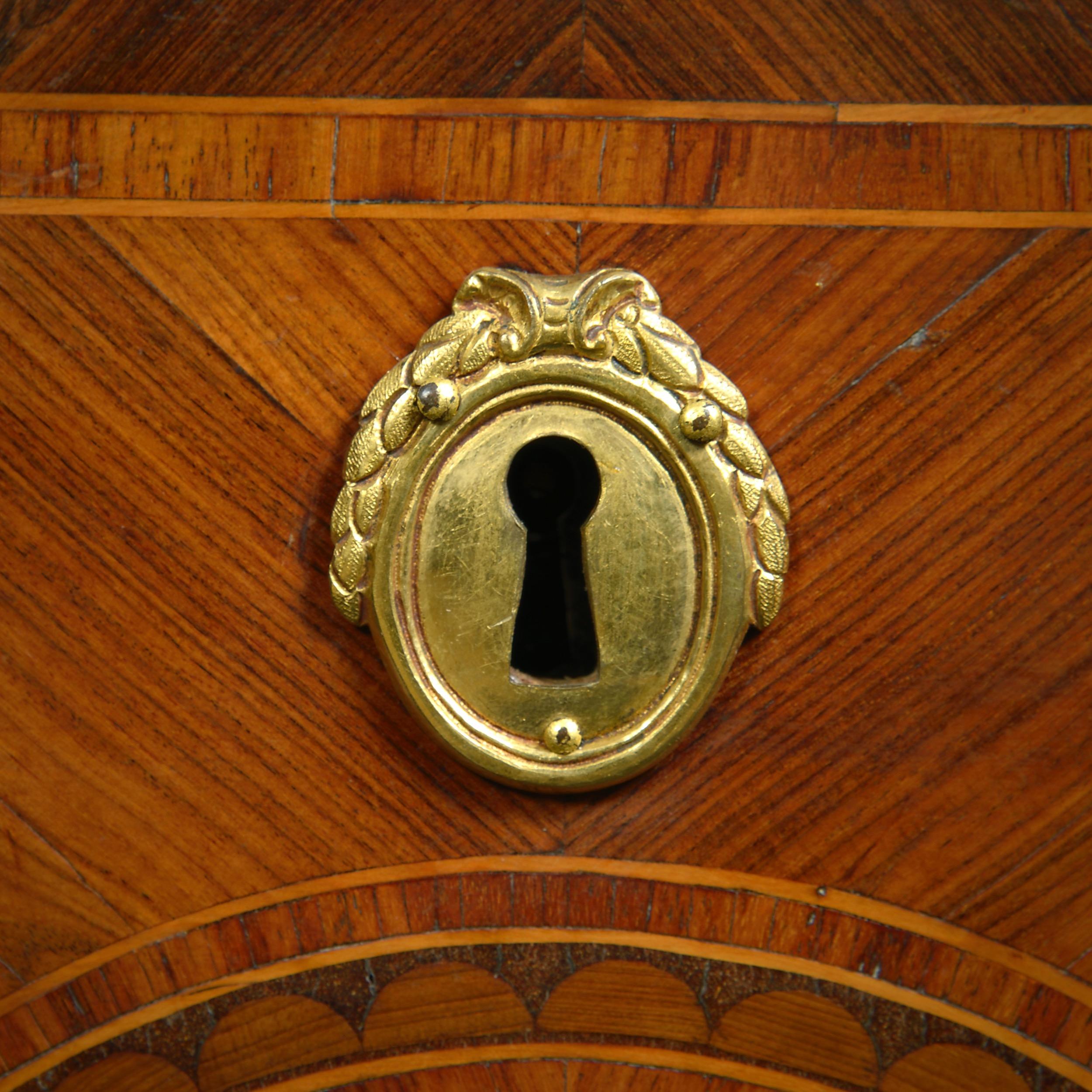 Coppia di commode in legno Kingwood, Genova in vendita 3