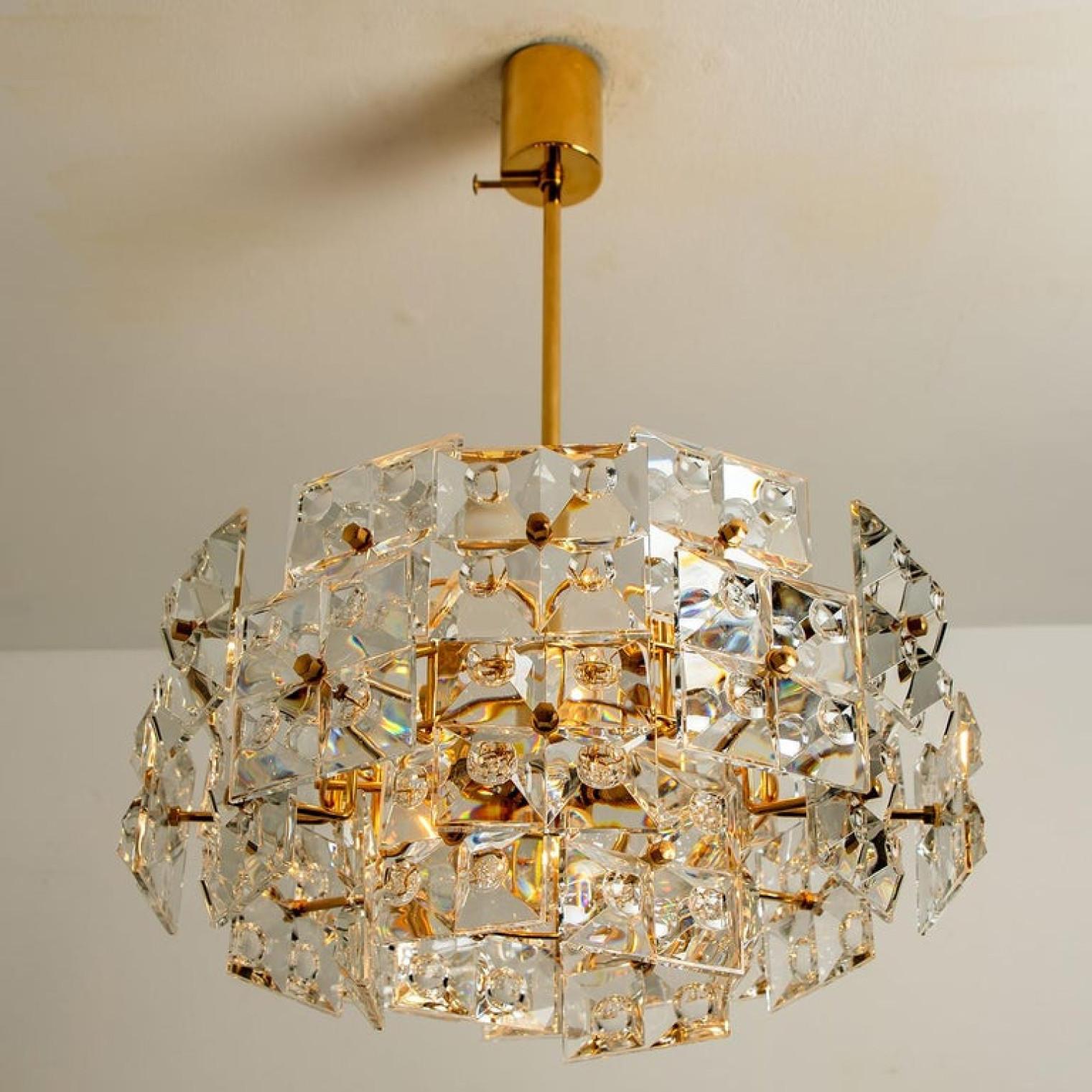 Coppia di lampadari Kinkeldey, ottone placcato oro e cristallo, 1970 in vendita 12