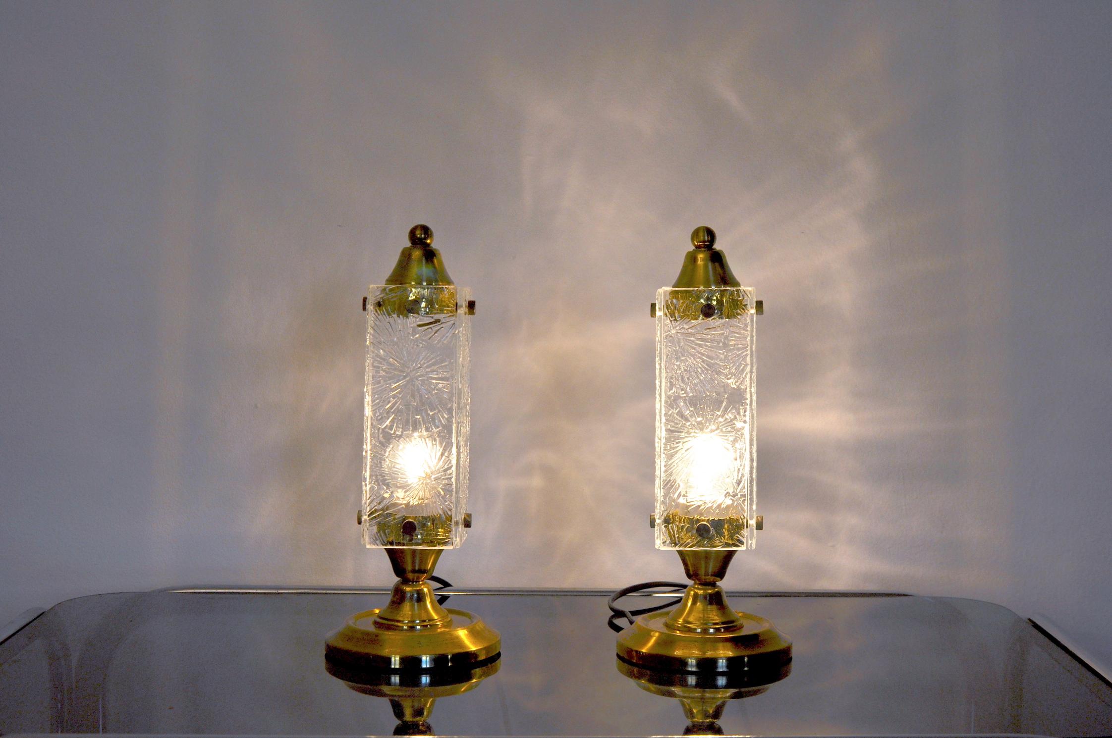 Coppia di lampade da tavolo prodotte dalla casa tedesca kinkeldey negli anni '60. 4 pannelli di cristallo tagliato per far passare una luce morbida. I cristalli sono in perfette condizioni. Elettricità controllata. Segni del tempo sulla base che