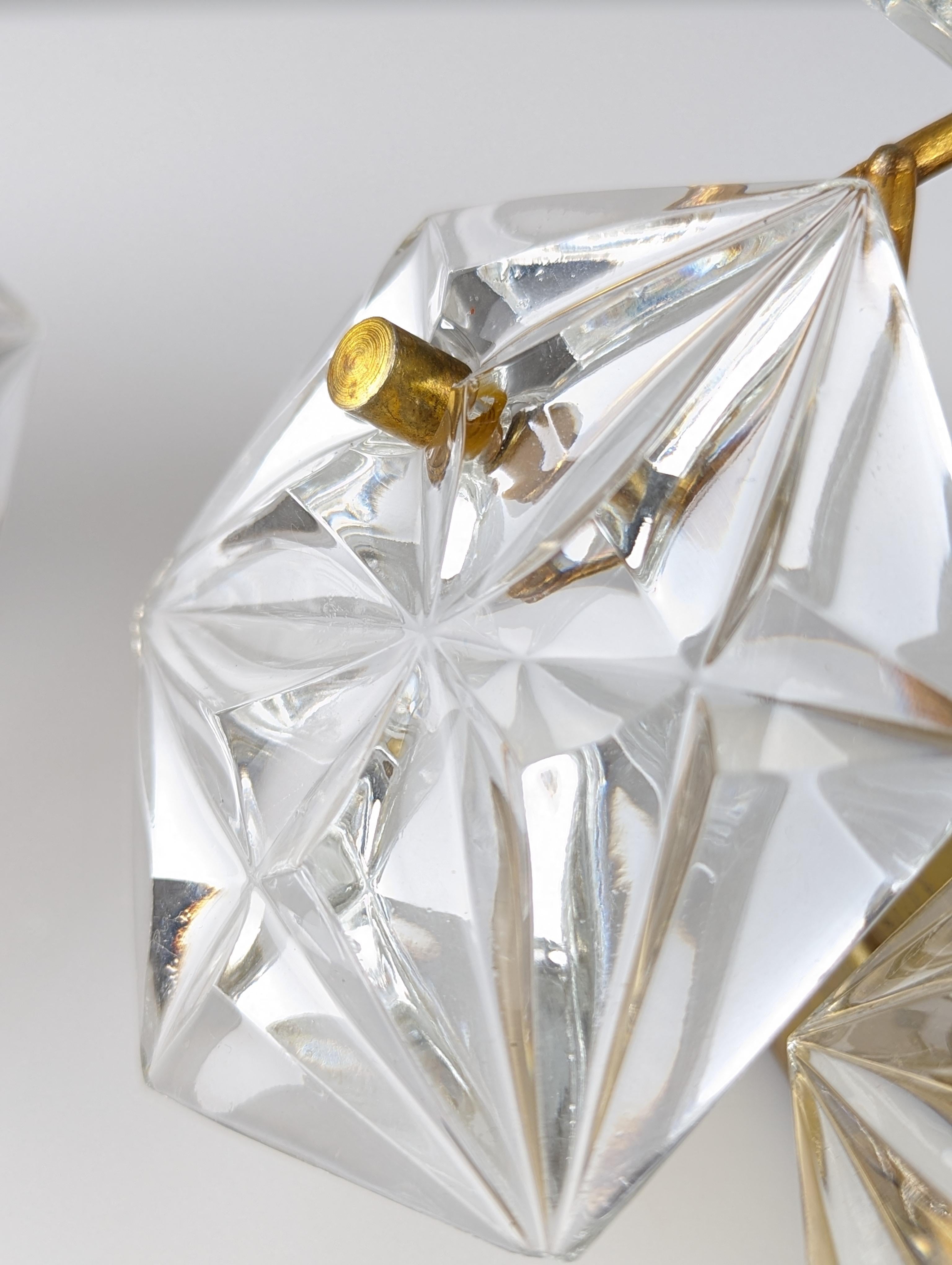Elegante sechseckige Kinkeldey-Kristallleuchter, ein wahres Juwel des deutschen Designs der 70er Jahre. Jede Leuchte besteht aus geschliffenen sechseckigen Kristallen, die das Licht auf spektakuläre Weise einfangen und brechen und so eine helle und