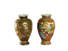 Paar Kinkozan Satsuma-Vasen mit goldenem Kinrande aus dem 19. Jahrhundert