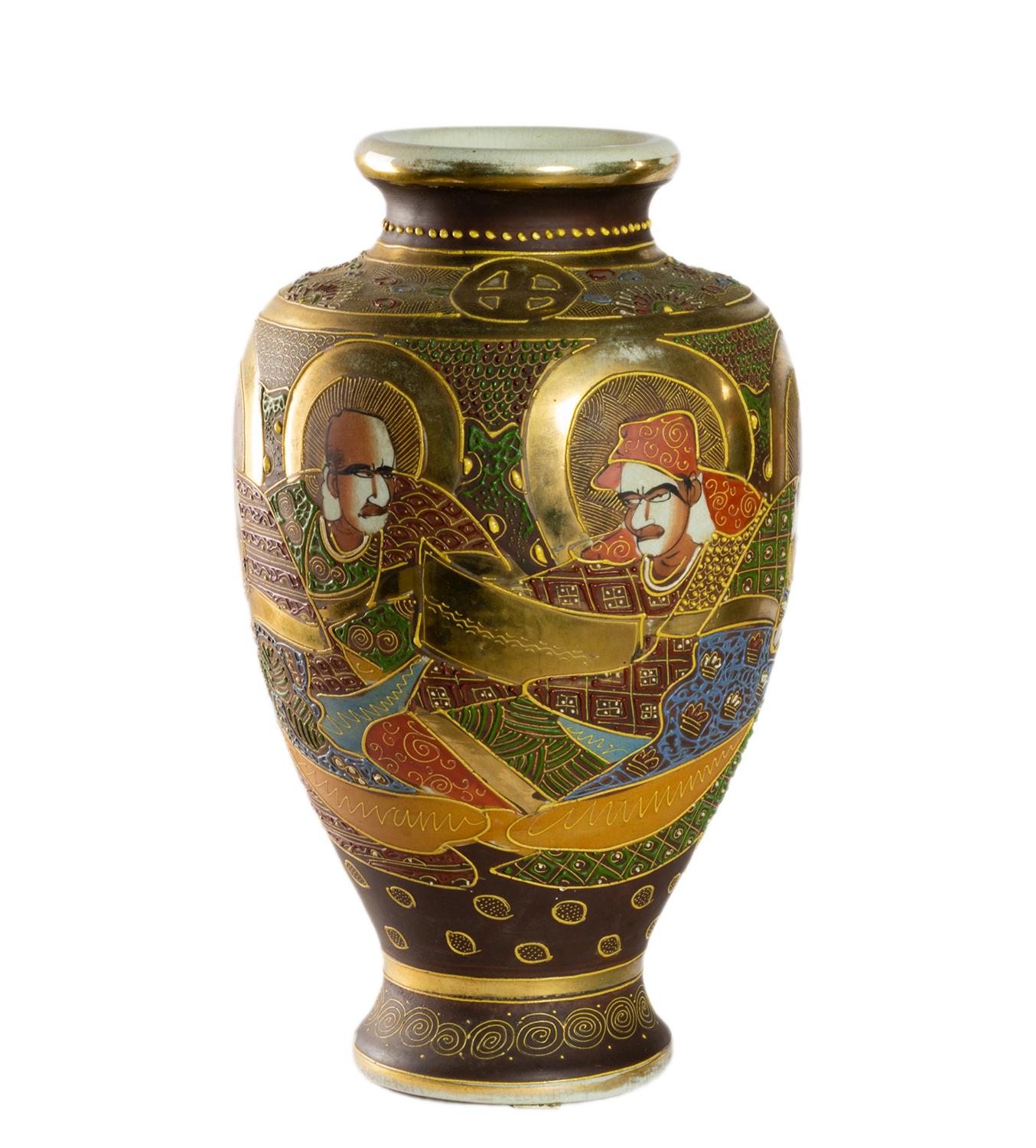 Japanese Pair of Kinkozan Satsuma Vases with Gold Kinrande, 19th Century For Sale