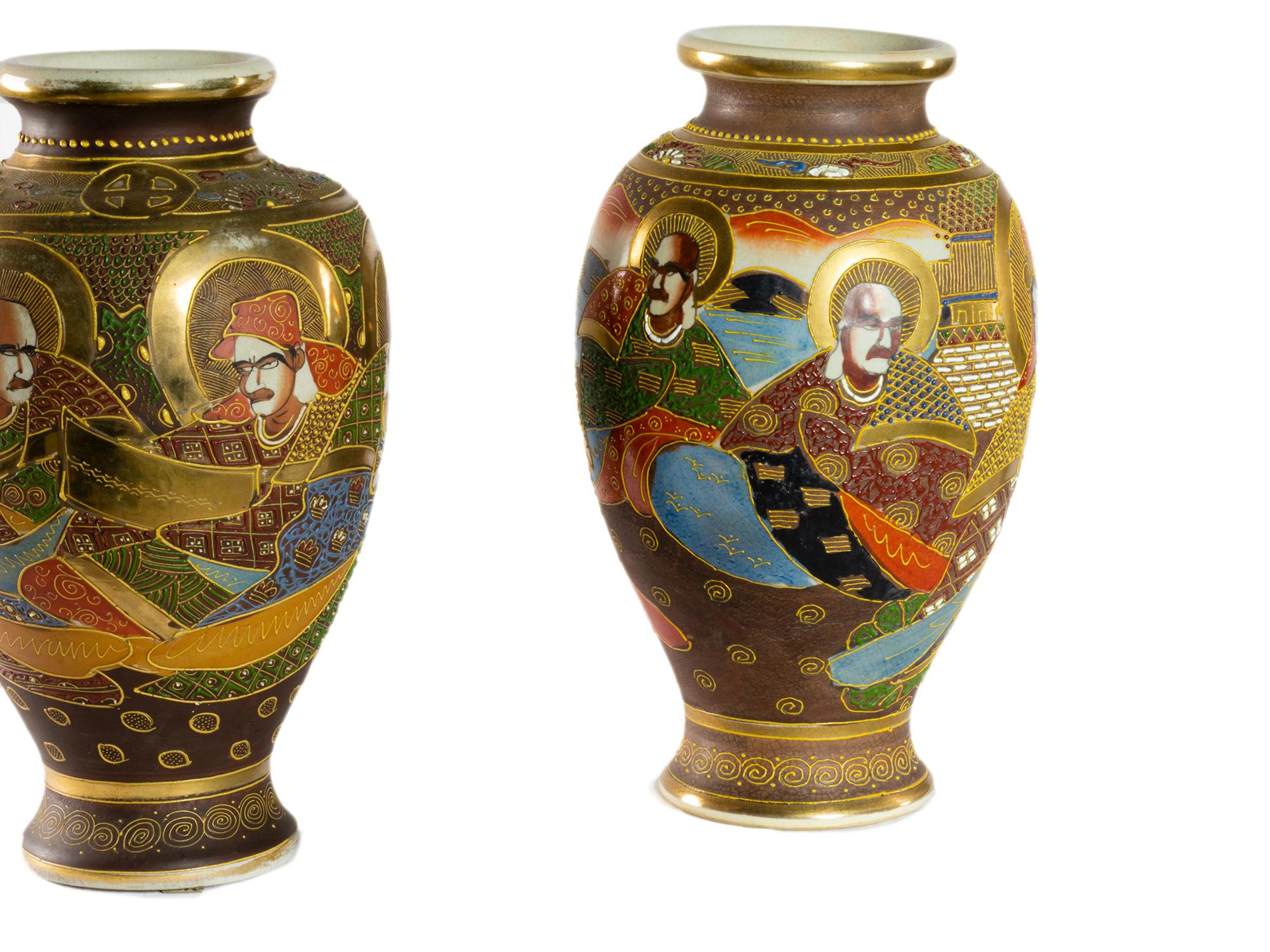 Pair of Kinkozan Satsuma Vases with Gold Kinrande, 19th Century In Good Condition For Sale In Lisbon, PT