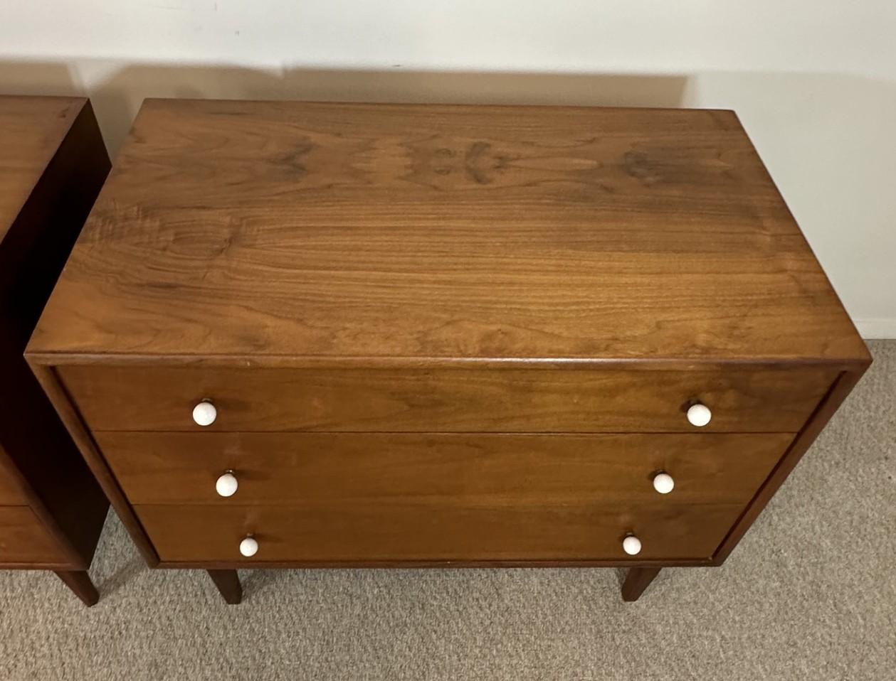 Pair of Kipp Stewart Walnut Bachelor Chests by Drexel In Good Condition For Sale In Toledo, OH
