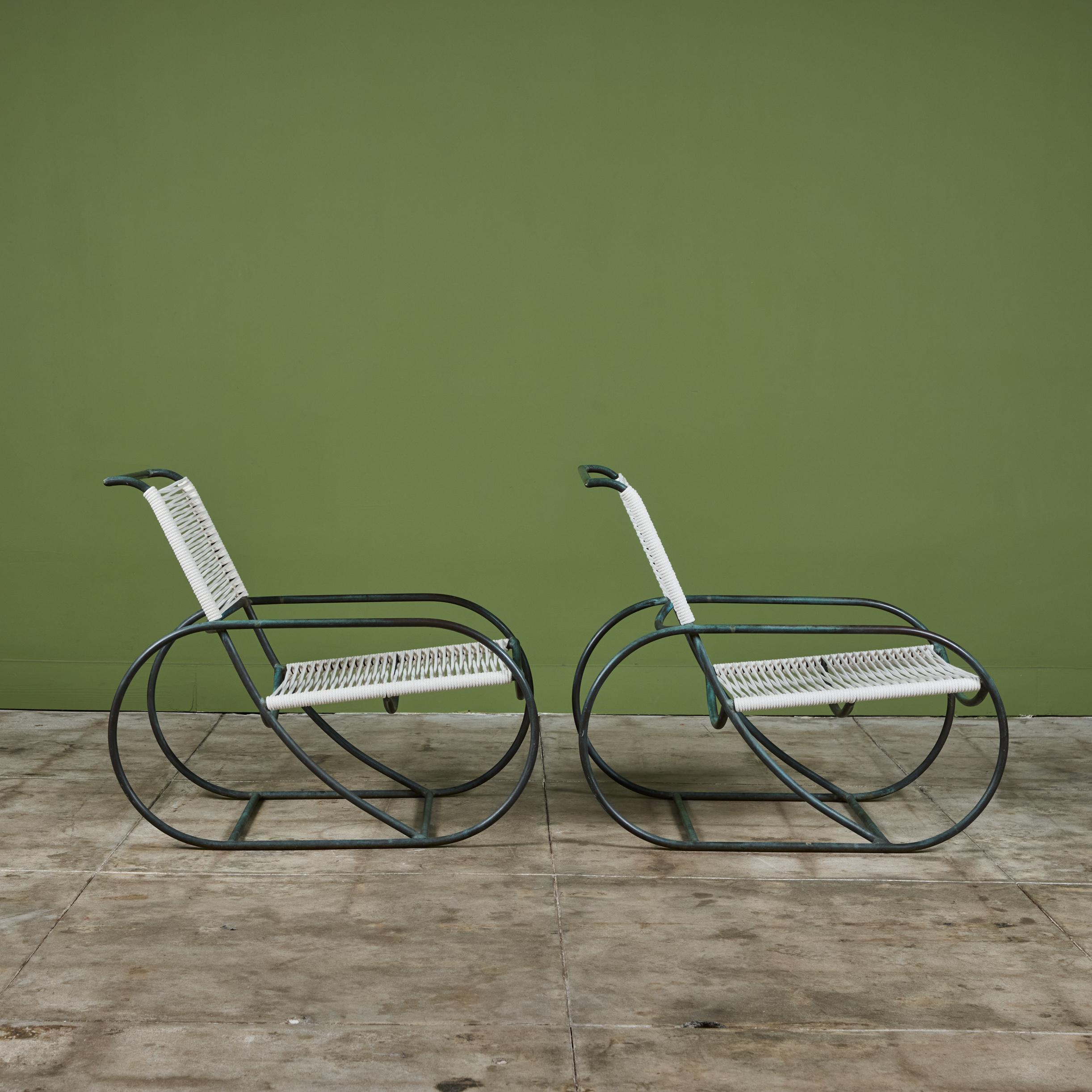 Paire de chaises longues par Kipp Stewart pour Terra of California, USA, c.1970. Les chaises longues sont dotées d'une structure tubulaire en bronze patiné et d'une nouvelle corde en coton tissée selon le même motif et les mêmes spécifications que