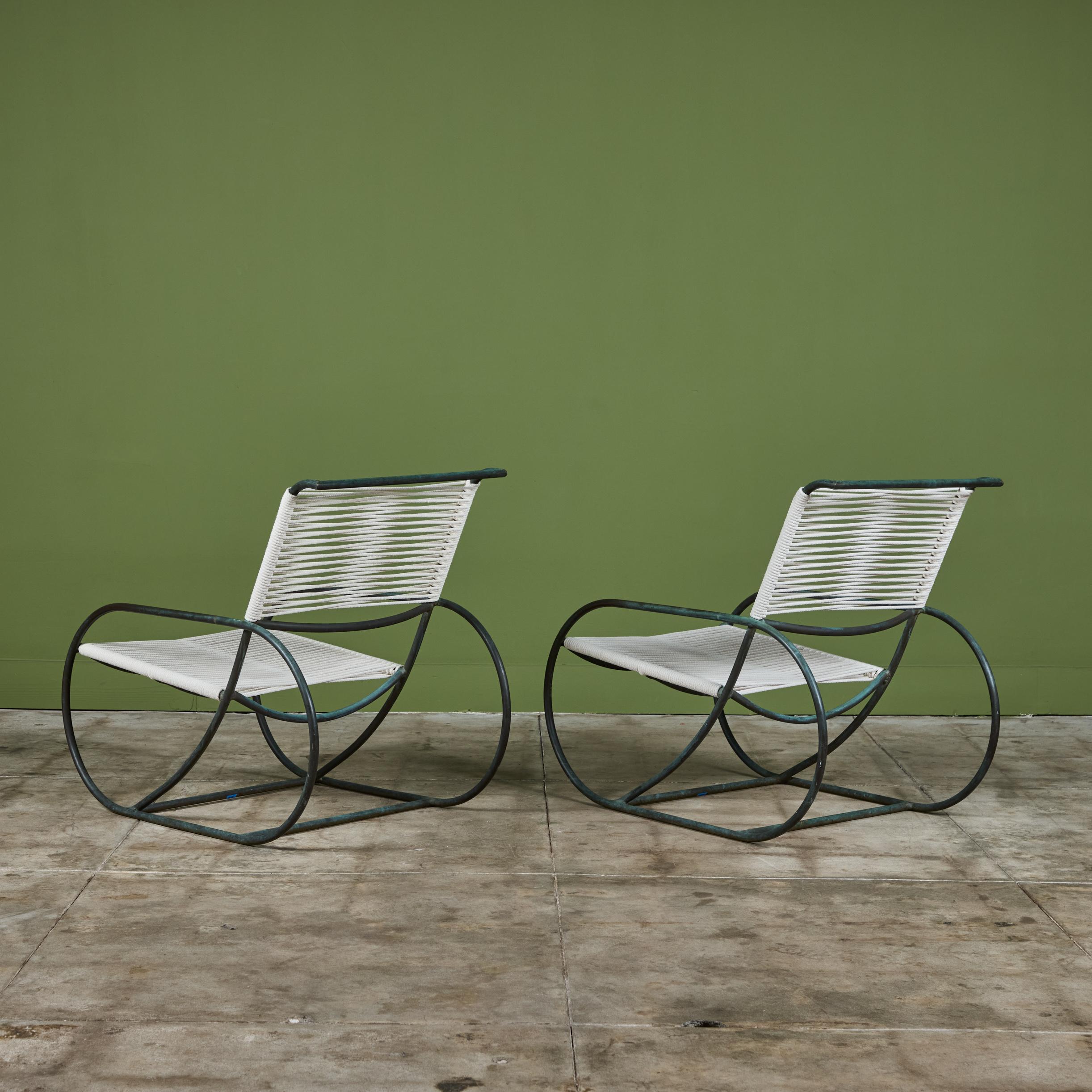 Patiné Paire de chaises longues de patio en bronze Kipp Stewart pour Terra