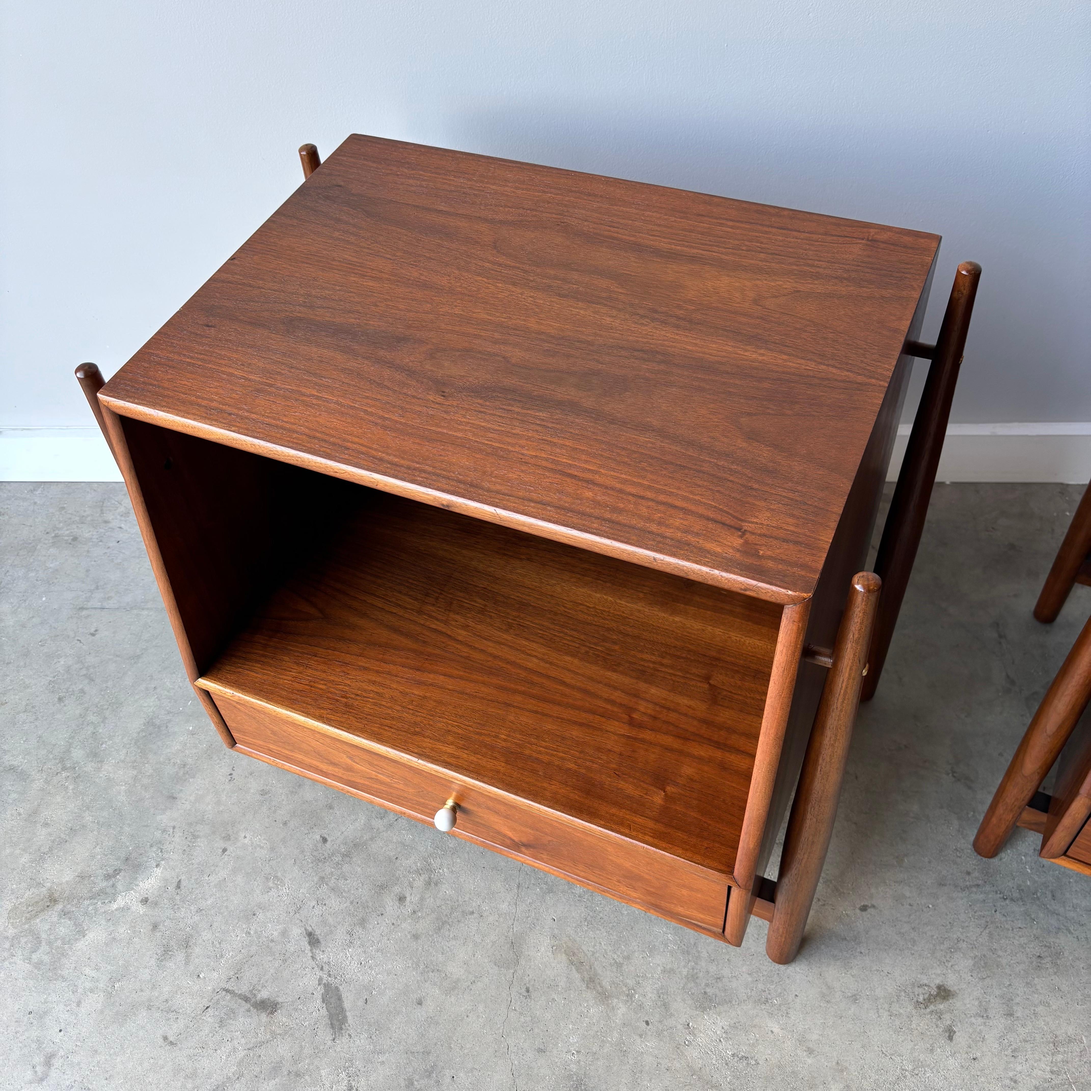 Questi eccezionali comodini Kipp Stewart della prestigiosa linea Declaration di Drexel rappresentano l'apice del design moderno americano di metà secolo, mettendo in mostra la magistrale capacità di Stewart di combinare bellezza scultorea e