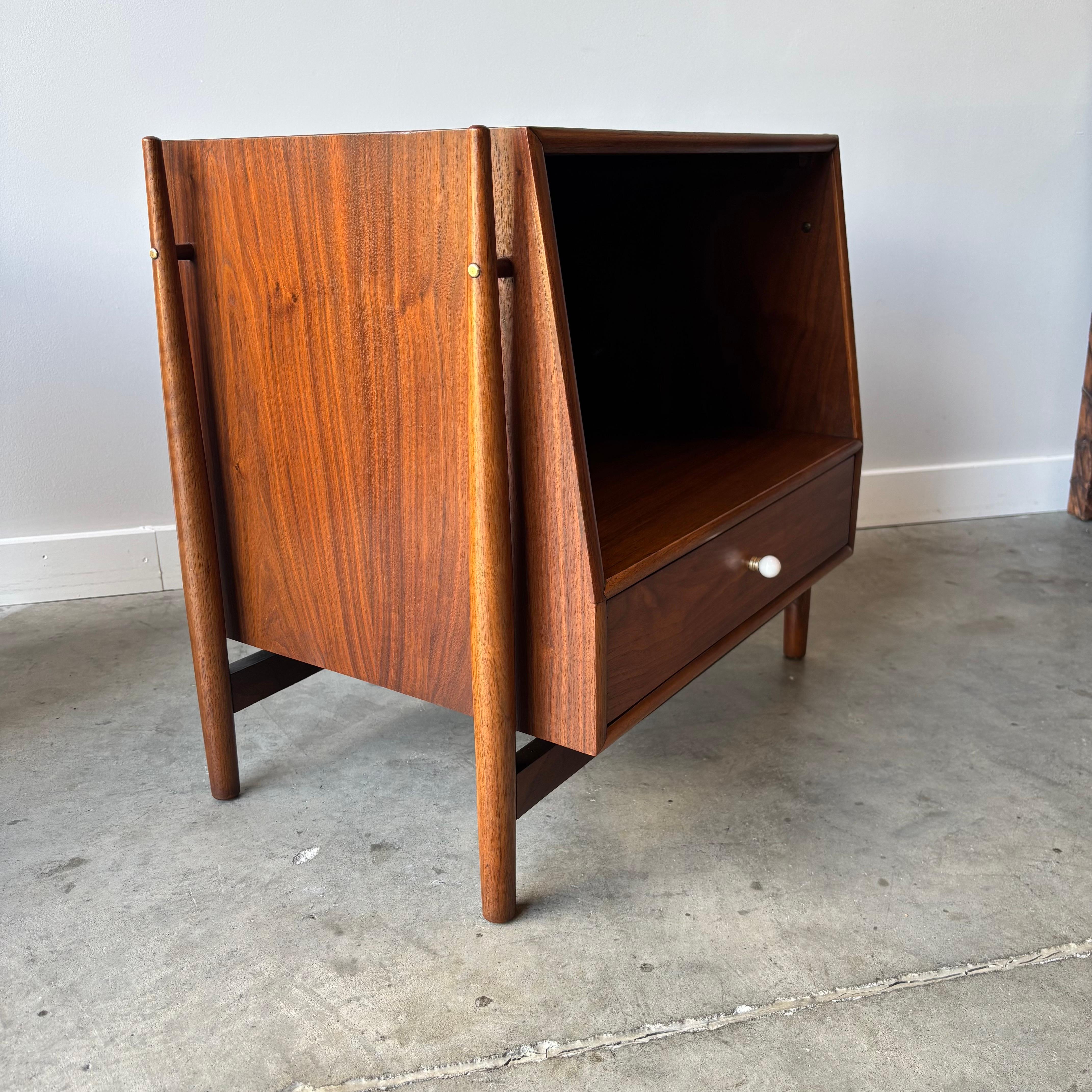 Mid-Century moderno Coppia di comodini con dichiarazione Kipp Stewart di Drexel in vendita