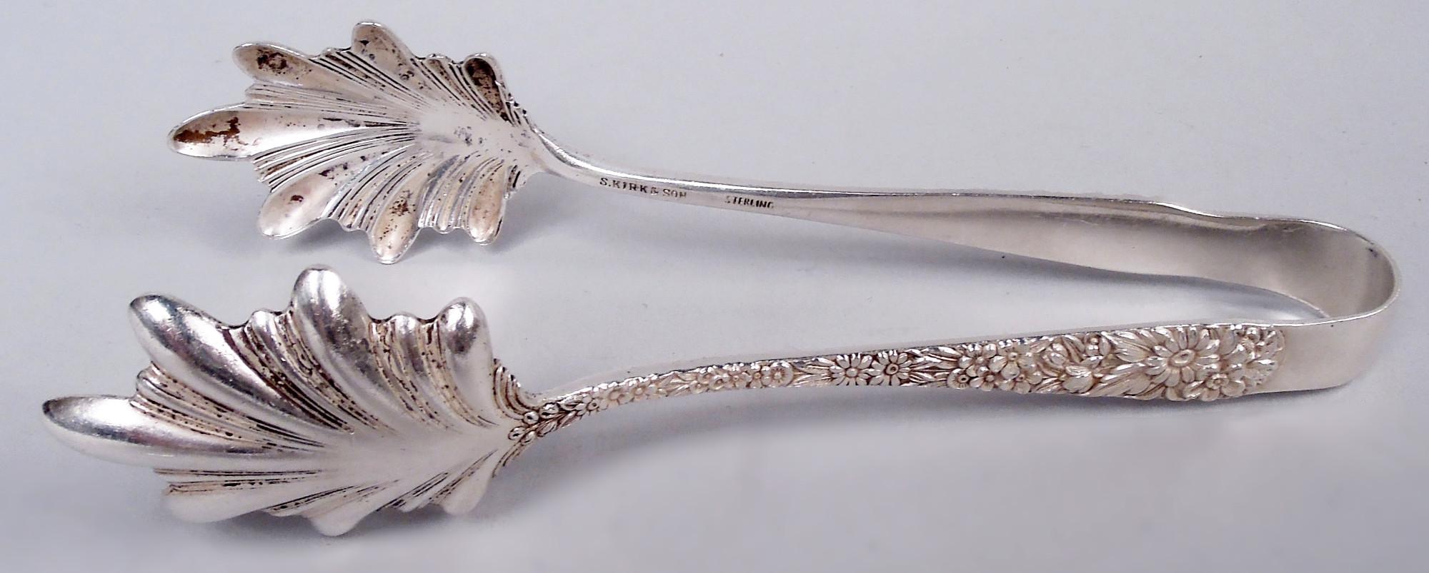 Paire de pinces à glace en argent Repousse. Fabriqué par S. Kirk & Son à Baltimore. Forme en U appliquée de fleurs et de feuilles moulées en relief dense de style repoussé ; mâchoires en forme de feuilles. Entièrement marqué, y compris le cachet du